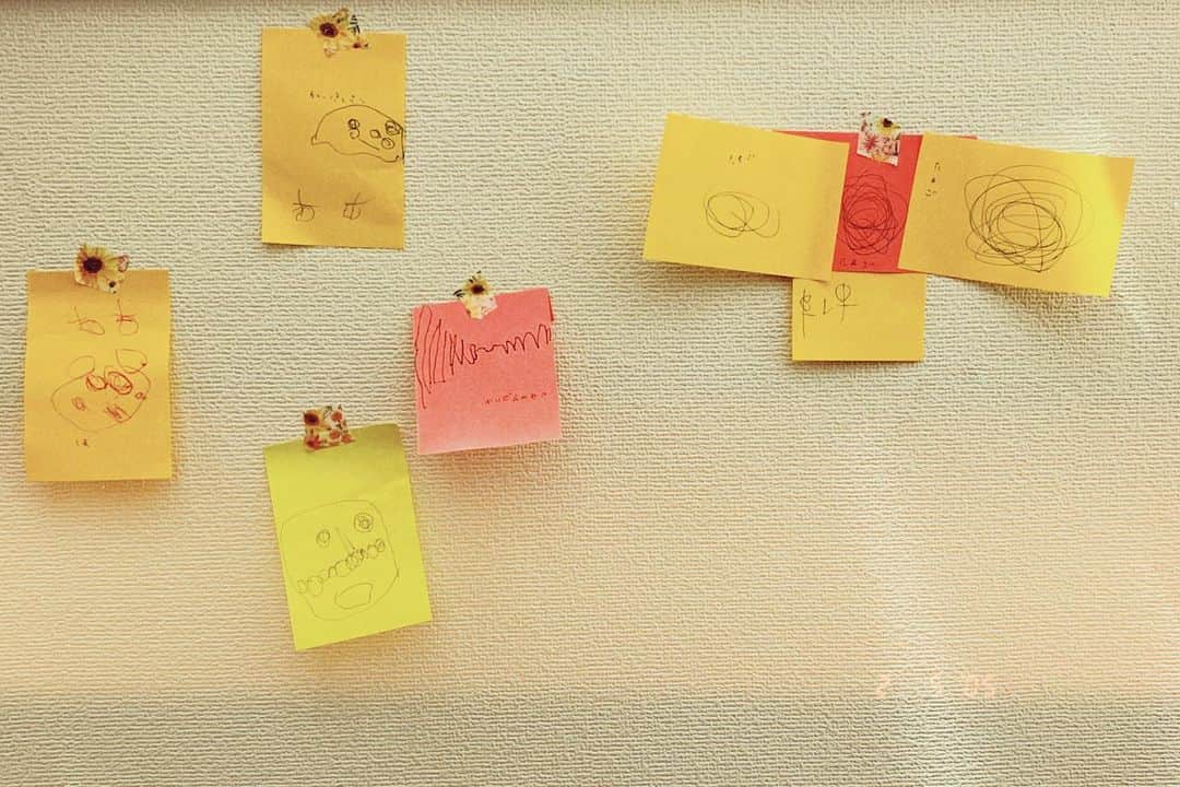 平祐奈さんのインスタグラム写真 - (平祐奈Instagram)「帰宅したら、、、 お部屋までの壁にペタペタ  姪っ子姉妹からのメッセージが可愛すぎて疲れも吹っ飛んだ  何を伝えたいのか10歳のお姉ちゃんが説明してある辺りもかわいすぎる…♡」2月7日 0時10分 - yunataira_official