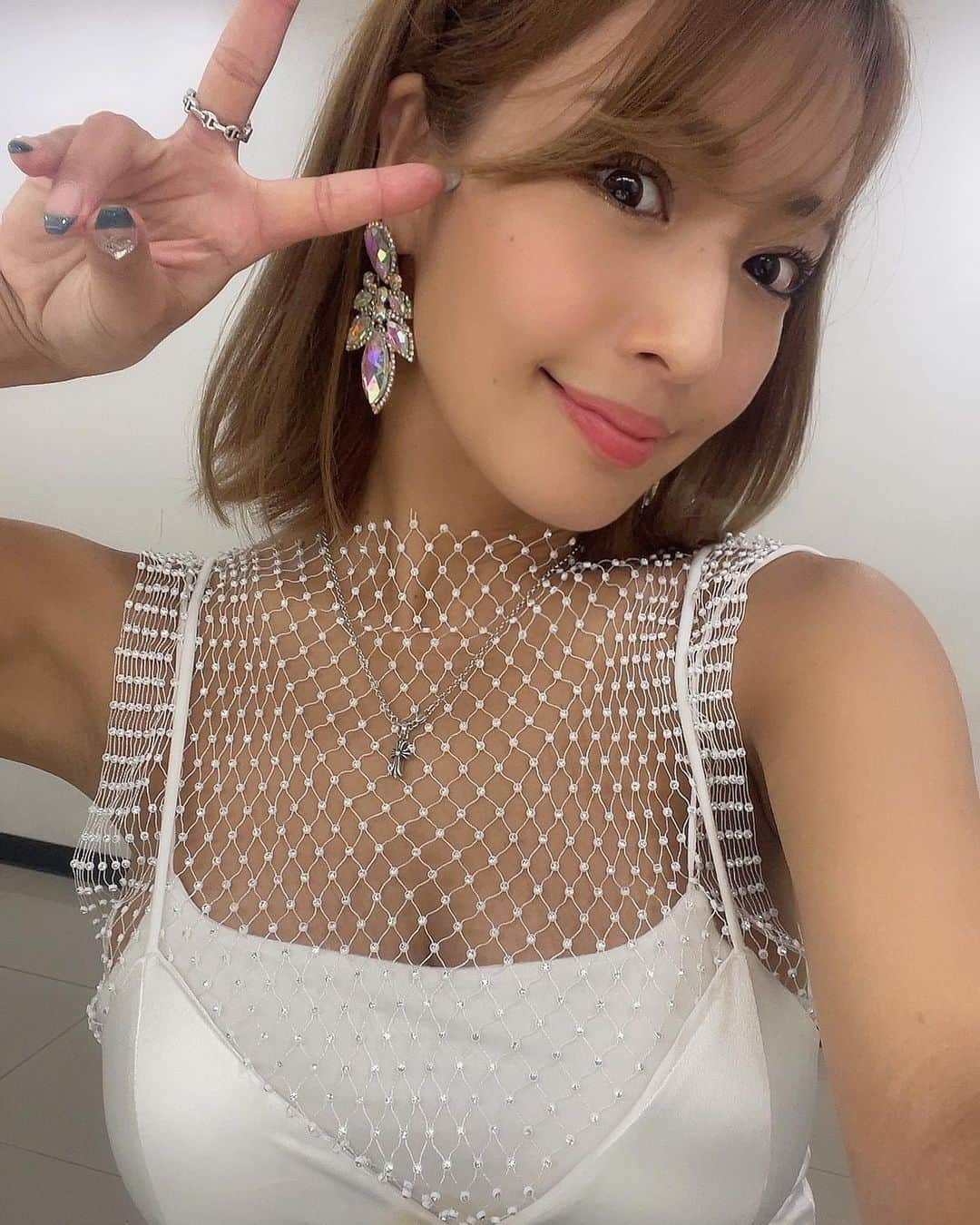 橋本梨菜さんのインスタグラム写真 - (橋本梨菜Instagram)「#japanexpothailand2023  無事に3日間のステージをおえて 日本に帰国しました🫡🇹🇭💜  2日目のステージはメインステージでトリをやらせていただきました！ 夜でもめちゃ暑かった💦🥳  3日目のメインステージも、 沢山の方に見てもらえて、ライブも35℃ぐらいある中で滝のような汗を流してライブでした！  sherbetのメドレーで７曲ぐらいを ぎゅっと詰め込んだんですが、 サビばっかりやから踊りまくりの休憩なしのすーんごいハードセトリでした  めちゃくちゃ楽しかった☺️❤️🤍  新衣装も可愛いでしょ？😗 ピアスが重くて耳がちぎれそうです  途中で踊ってたら飛んで行きました👂💗  耳は無事でした笑  初の #japanexpo でしたが また出たいです！次はどこの国だろ〜✈️🤍  タイでは沢山の取材もしていただきましたので、是非タイの皆様はご覧くださいね！🥳✌️  タイの写真ほかにもたくさんあるから また更新しまーーーす❤️‍🔥」2月7日 0時13分 - hashimoto_rina_