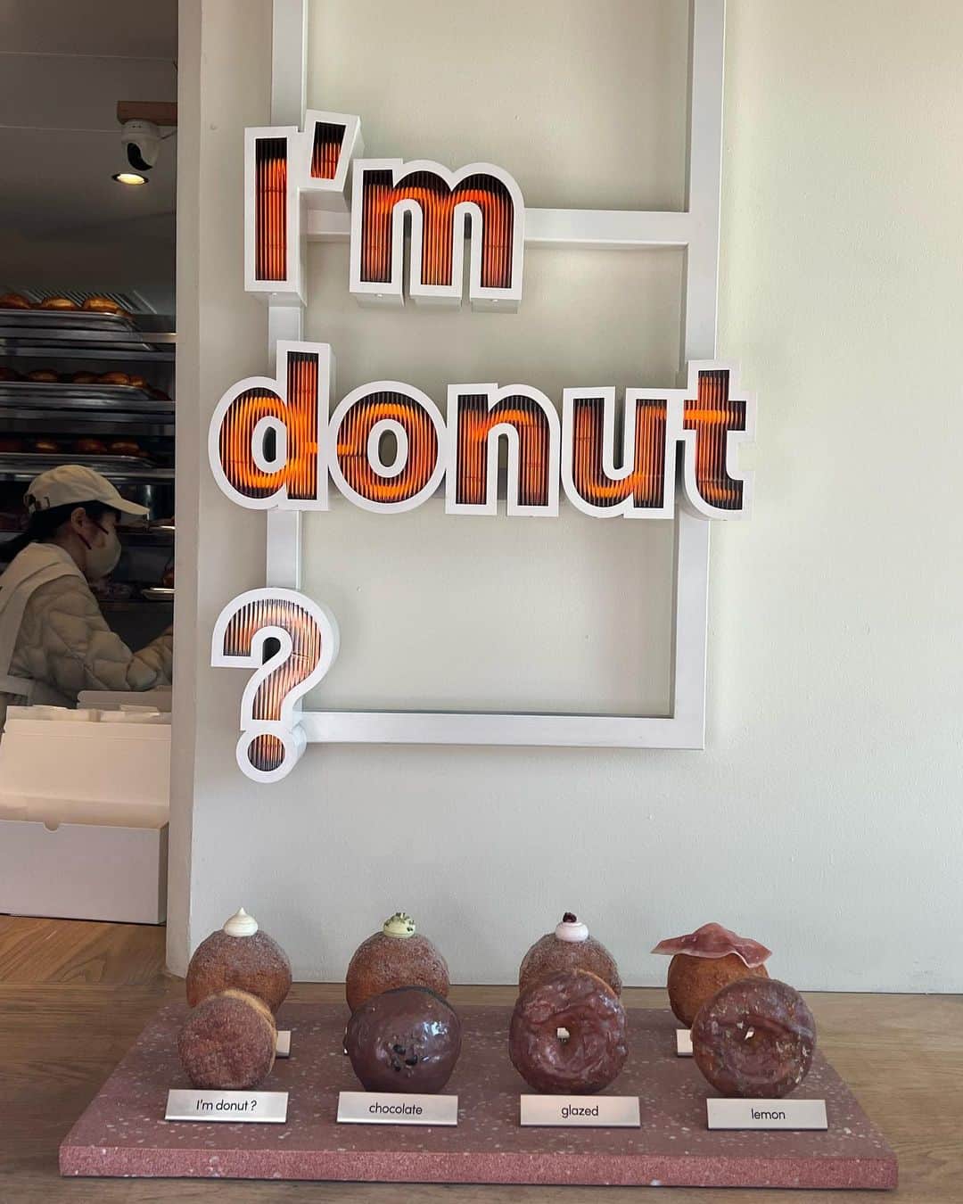 甘糟記子さんのインスタグラム写真 - (甘糟記子Instagram)「昨日は懐かしメンバーでランチだったので、手土産に中目黒のI'm donut? を朝イチで買いに行きました(o^^o) @i.m.donut   先日表参道の店舗では30分並んだけどほとんど列が進まなくて諦めたんだよね（笑）  今回は朝イチで行ったから、15分くらいで買えたかな？  私は初めてだったんだけど、表参道と違って並んでる間に終オーダー表に注文を書くシステム。 商品見たことないのに何選んでいいのかわからず、、、 とりあえず5種類チョイス。  オーダー表渡す時に5個ずつ4つに分けてくださいって伝えると、3つまでしかお分けできませんって(＞人＜;)  箱を購入して自分で分けるそうな。  4つ入りの箱か6個入りの箱かって聞かれたので6個入りの箱を購入。  レジまで進むと、商品が用意されてるんだけど、 1人5個のつもりで分けてもらったのに、4個入りの箱と紙袋に1つ入ってる感じ。 6個入りの箱は6個以上じゃないといれられません、って！ え〜じゃ5個の人はすごく中途半端（笑）  それなら6個で買えば良かったよ。うん。 手土産にちょっとかっこ悪い。  しかも4つには分けてもらえなかったので、レジで箱買ってペーパーもらって、レジの横で自分で箱からドーナツ出して分けました。 この手間いるかな？ 先にオーダー取って分けるならお会計の時に時間かかることないし、分けてくれたらいいのに、、、ってめっちゃ思ったよね。  でもみんなには喜んでもらえたから良かった\(//∇//)\  私も家に帰ってティータイム(≧∀≦) これ、ドーナツってかマラサダだね！ モチモチしてて、ハワイのマラサダと同じ食感。 いろんな味があって、美味しかったよ╰(*´︶`*)╯♡  個人的にはシンプルなのとチョコが好きかな〜？  また時間のある時に行ってみよう(๑>◡<๑)  #アイムドーナツ#imdonut #中目黒#マラサダ#行列#改善の余地あり」2月7日 6時25分 - norihey924