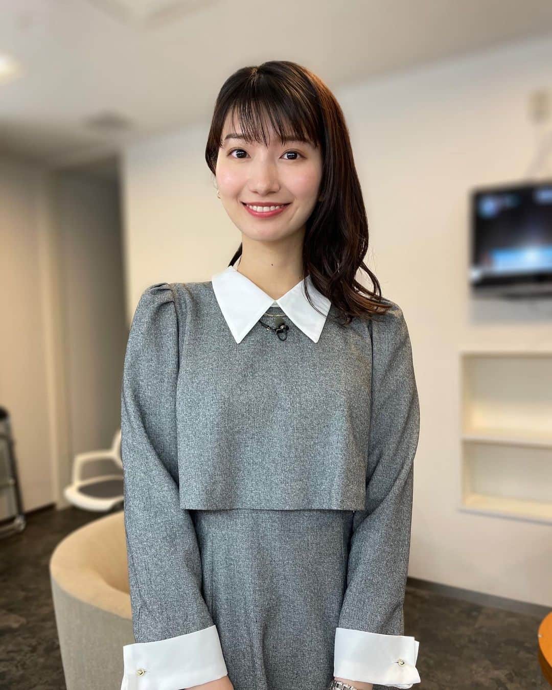 吉村恵里子さんのインスタグラム写真 - (吉村恵里子Instagram)「前髪を切ったものの 流すか、シースルーにするか、 ぱっつんにするか、、、 毎日試行錯誤しています🍓🫐」2月7日 9時19分 - yoshimura_eriko