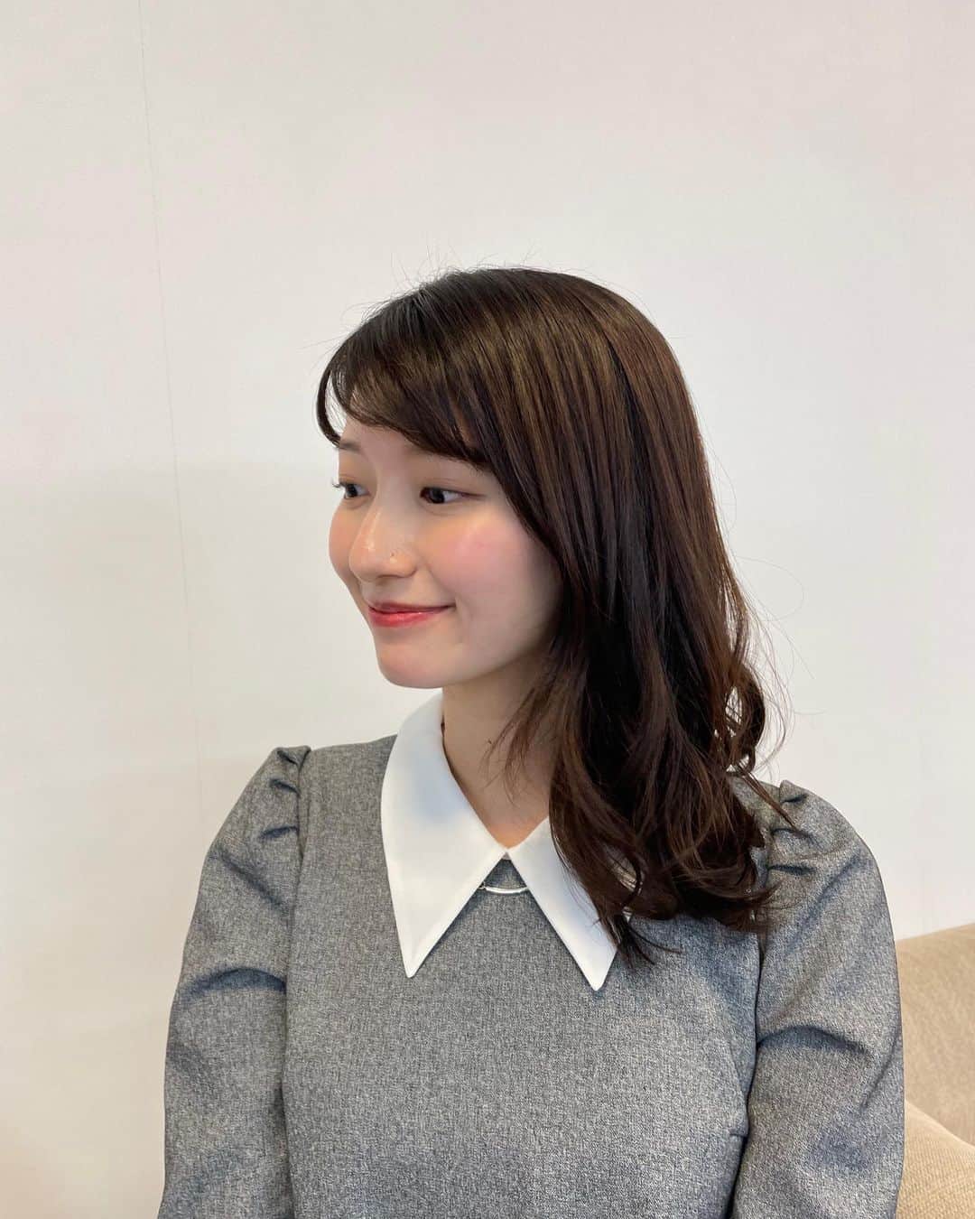 吉村恵里子さんのインスタグラム写真 - (吉村恵里子Instagram)「前髪を切ったものの 流すか、シースルーにするか、 ぱっつんにするか、、、 毎日試行錯誤しています🍓🫐」2月7日 9時19分 - yoshimura_eriko