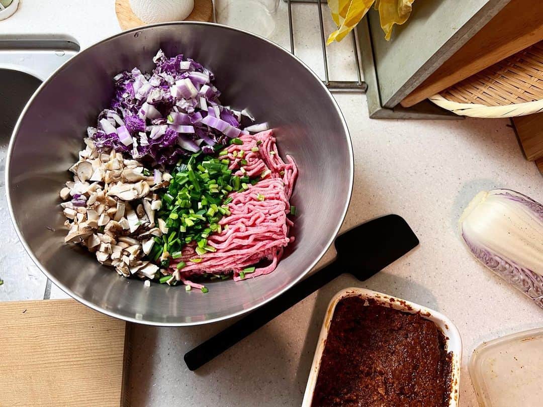 安田美沙子さんのインスタグラム写真 - (安田美沙子Instagram)「餃子🥟つくりました✨  紫の白菜、ニラ、椎茸、豚ひき肉、胡麻油、味噌を混ぜ混ぜ✨  これなら野菜も食べてくれます🤍でも食べ終わる手前に 材料を伝えると。。「えっキノコ？」となります。笑  作戦大成功🤍🤍🤍  #餃子　#定番メニュー #隠し味は味噌 #綺麗に焼けた #食育 #食育インストラクター #健康食コーディネーター #みさこクッキング」2月7日 10時12分 - yasuda_misako
