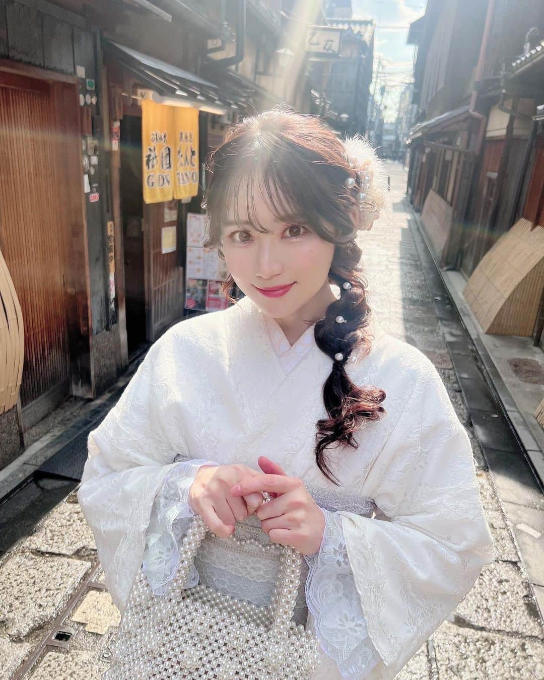 小越しほみさんのインスタグラム写真 - (小越しほみInstagram)「撮影会で行った祇園白川🏮  京都らしくて素敵な所だった～☺️  おすすめの白のレース着物着たよ🦢‪  . . . . . . . . .  #白川 #祇園 #祇園白川 #祇園白川巽橋 #祇園白川沿い #京都 #京都着物レンタル #着物 #着物ヘア #着物コーディネート #着物女子 #レース着物 #レース着物コーデ #白着物 #白着物コーデ #着物ヘアアレンジ #京都旅行 #京都観光 #祇園観光 #モーメント撮影会 #スタジオモーメント #和服 #国内旅行 #日本旅行 #japanesegirl #kyoto #kimono #japantravel #japantrip #wafuku」2月7日 11時43分 - shihomi1129