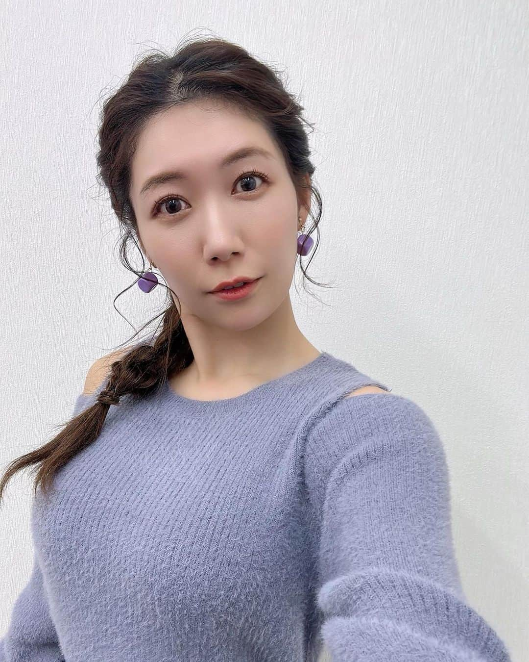 穂川果音さんのインスタグラム写真 - (穂川果音Instagram)「hairstyle  編み下ろしヘアです😊  話は変わって、週末にラーメン二郎食べたり、深夜に焼きそば食べたりしたのに、メイクさんに顔がシュッとしてるよ〜って言われました♡ なんでか理由は思い当たらないけど、嬉しいー😆  ちなみに、普段のフェイスケアは  1．5ヶ月に1回はリリーオン表参道　@rillee_on でケアをしてもらって、 普段のスキンケアでは @megood__beauty のCICA化粧水でお肌を鎮静させてからハイセラアイクリームのみです。  長く続けるのは大切だなぁと思った週明け月曜日でした笑笑  #hairstyle #hairarrange #編み下ろしヘア　#編み下ろしスタイル　#編み下ろしアレンジ　#アベプラ　#abema #穂川果音 #気象予報士　#weatherforecast #気象キャスター　#セントフォース　#冬メイク　#スキンケア　#dailycare」2月7日 12時34分 - hokawakanonn