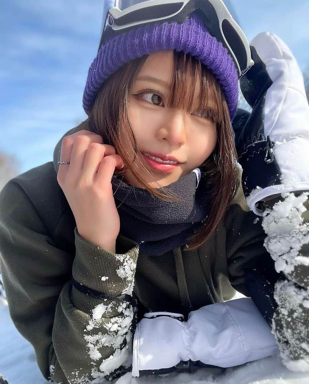 美女美容事情さんのインスタグラム写真 - (美女美容事情Instagram)「《冬のベスト♡Cute💖❄️⛄️》 *⁠ 今回ご紹介させて頂きますのは!!👀❤︎⁠⠀ ななぴさん< @__nanapgram__ >の素敵なお写真📸⁠⠀⁠⠀⁠⠀⁠ *⁠⠀⁠⠀⁠⠀⁠⠀ ニット帽＆スノボウェアのななぴさん🏂⛷ 相変わらずの可愛さで癒されます☺️💕 *⠀⁠⠀⁠⠀⁠⠀⁠⠀ ななぴさん< @__nanapgram__ > ⁠⠀⁠⠀⁠⠀⁠⠀ 素敵な投稿ありがとうございました☺️📸✨ *⠀⁠⠀⁠⠀⁠⠀⁠⠀ ななぴさんのアカウントには他にも素晴らしい投稿が沢山ありますので是非覗いてみてくださいね💁‍♀️💙⁠⠀⁠⠀⁠⠀⁠⠀ *⠀⁠⠀⁠⠀⁠⠀⁠⠀ △▼△▼△▼△▼△▼△▼△▼△▼△▼ ⁠⠀⁠⠀⁠⠀ ❤🧡💛「美女美容事情」💚💙💜⠀⠀⠀⠀⠀⠀⠀⠀⠀⠀⠀⠀⠀⠀⁠⠀⁠⠀⁠⠀⁠⠀⁠⠀ 👇掲載ご希望の方は👇⠀⠀⠀⠀⠀⠀⠀⠀⠀⠀⠀⠀⠀⠀⠀⁠⠀⁠⠀⁠⠀⁠⠀⁠⠀ @b_b_j.jタグ付けと🖤 #ビジョビ ⁠⠀ 🖤タグ付けお願いします✨⠀⠀⠀⠀⠀⠀⠀⠀⠀⠀⠀⠀⠀⠀⠀⁠⠀⁠⠀⁠⠀⁠⠀⁠⠀ △▼△▼△▼△▼△▼△▼△▼△▼△▼ ⁠⠀⁠ #スノボ #🏂 #スノボ女子 #snowboarding #スノボウェア #gala #ガーラ湯沢 #ニット #パーカー　#ガーラ湯沢スキー場」2月7日 17時03分 - b_b_j.j