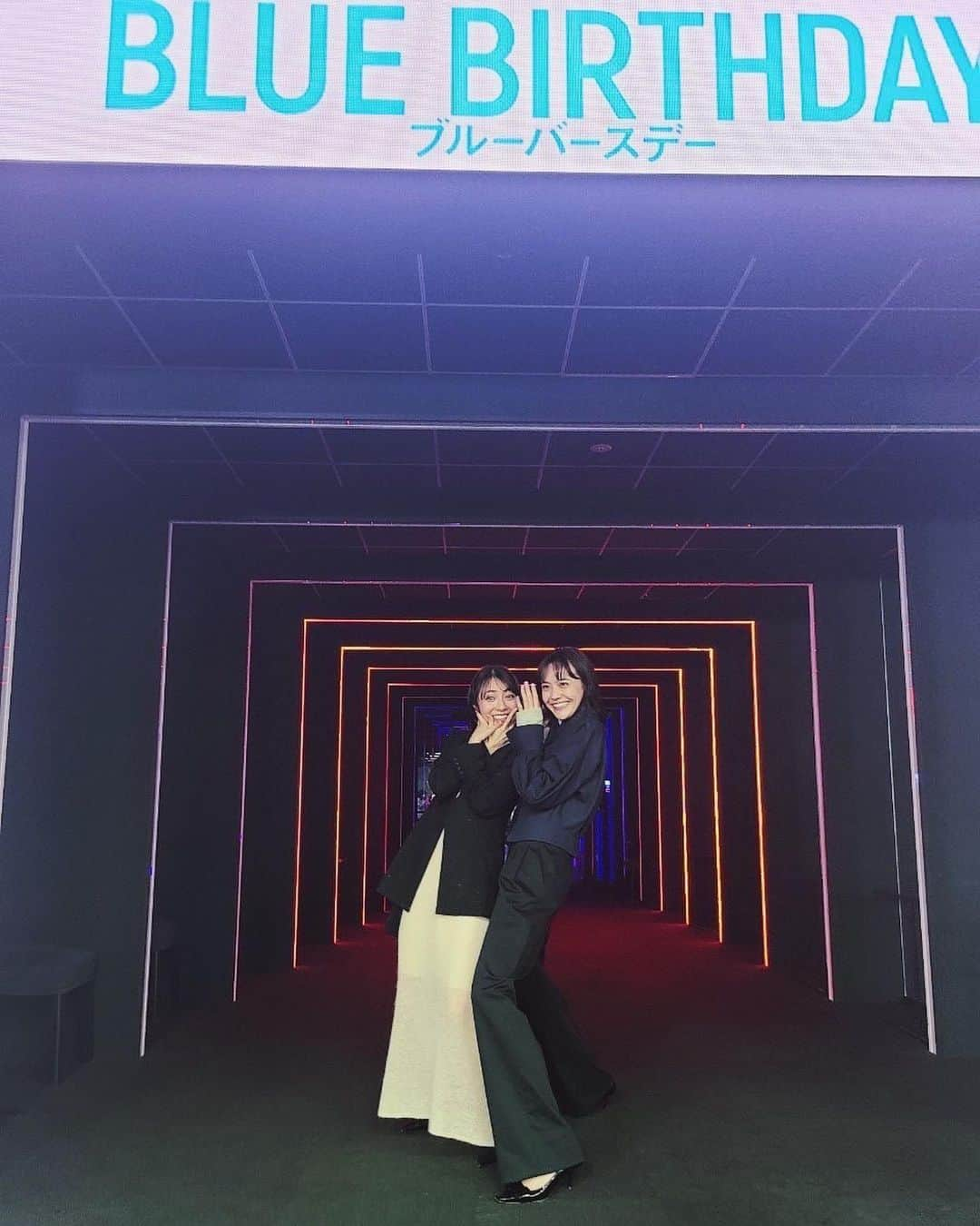 小島梨里杏さんのインスタグラム写真 - (小島梨里杏Instagram)「ドラマ「ブルーバースデー」  昨夜の生配信も ありがとうございましたー！！  そして本日2/7 深夜0:55〜 1話、放送です🪁💙  大切なものを守るためにかける思い、懸命な姿はきっと皆さんの胸にもずしんと来るものがあると思います。  花鈴の笑顔をまゆきも守りたい。  いろんな愛の形があるのも 魅力のひとつかと。☝🏻  タイムリープ・サスペンス・ラブストーリーということで、毎話毎話ドキドキ🫶🏻ハラハラ🫣と、いい意味できっと忙しいと思います。  ぜひ一緒に変わりゆく全てに振り回されながら、 彼らを応援してあげてください。  #ドラマ #ブルーバースデー #須原まゆき #🎀 #関西テレビ #dtv #tver  ↑ Tverでも 見逃し配信ありますよ〜🦕  ところで写真部… 平均身長高すぎない？  愛莉ちゃんとはいつもこんなん。 らぶ花鈴、らぶ愛莉でございます。」2月7日 17時33分 - r_riria