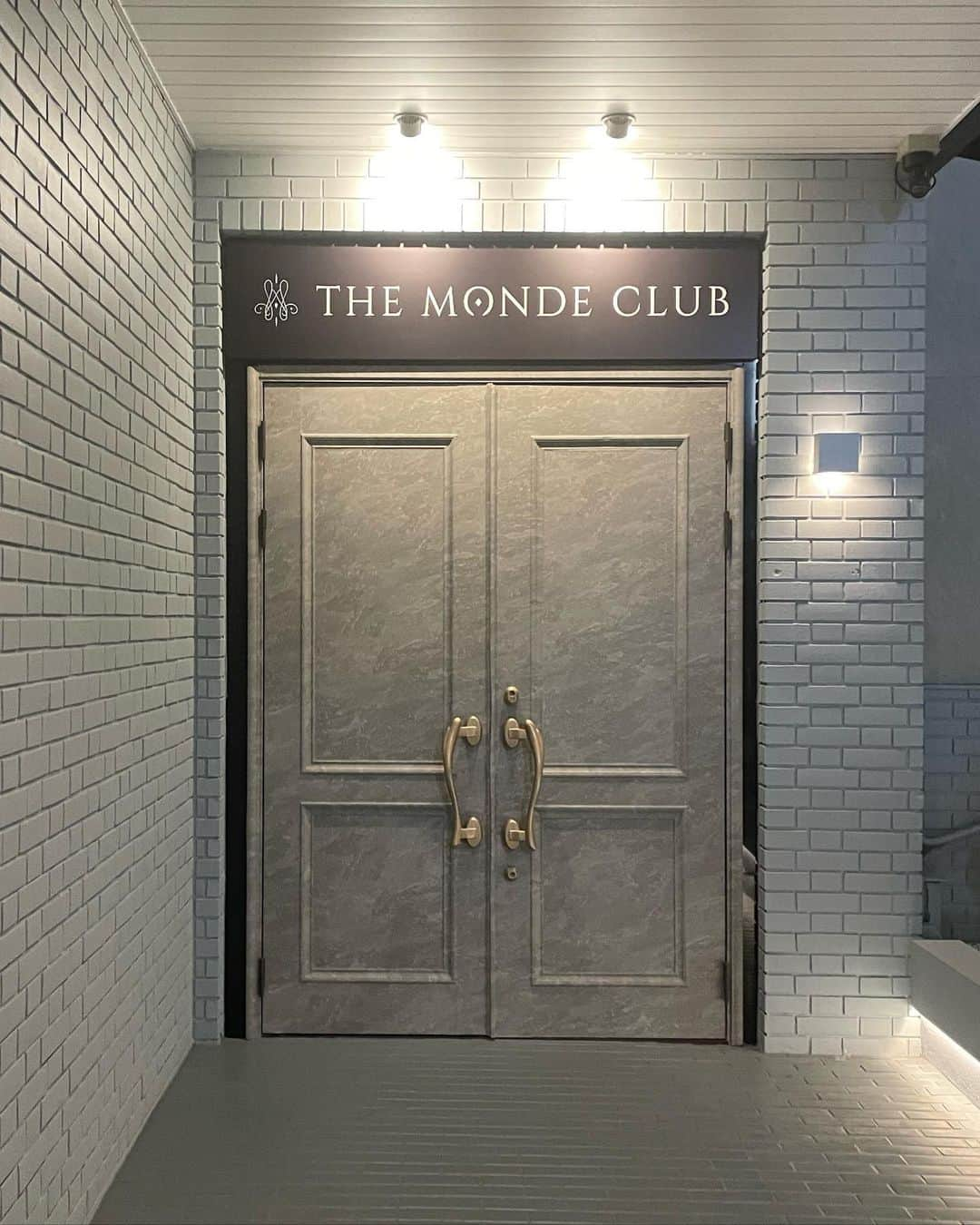 あいみさんのインスタグラム写真 - (あいみInstagram)「滋賀に新しくオープンしたクラブ🎊 【　THE MOND CLUB 】 @the_monde_club   伝説のキャバ嬢✨ エンリケさん @eri.ogawa1102 一日店長イベントにて  エンリケさんのヘルプとして一日キャバ嬢をさせて頂きました🤍　　  swipe→6枚目動画📹✨  エンリケさんの武勇伝はもう、何年も前からお聞きしており  いつか営業中のエンリケさんのお姿を拝見したいと夢見ておりました🥹✨  引退後、復活されて間も無くして滋賀県でお会い出来るなんて😭🙌🏻  オープンしたばかりの真新しく高級感のある店内💎✨  若さ溢れるフレッシュなキャストさん達👯‍♀️✨  勢いのある素敵なお店でキャストとして働かせて頂いた事、とても有り難く思います🙇🏻‍♀️  エンリケさんはお写真や動画で見るよりもちっちゃーくて、とっても可愛らしい方でした😳❣️   年齢が近いとは思えないくらいお肌がツヤツヤで  お客様とのフレンドリーな接客と、どんな方ともマメなやり取りが出来る所（事前にDMにてご挨拶させて頂きましたが、ご丁寧に返信くれました🙇🏻‍♀️）など  接客中に目を離したくないほど、魅力的な方でした✨  やはり、その道のプロには普通でなはいズバ抜けた所があります。  その道を極めた人、そこで生き抜いてきた人の芯のある軸。本当にカッコいいです。  並大抵の人には理解できない努力と信念がそこにはあります。  数々の修羅場を超えた人の厚みは、成り行きや他人任せで生きる薄っぺらい人とは比べ物にならない魅力を発します。  そんな魅力に人は自ずと集まり、歩くパワースポットの様な存在となります。  私は夜の世界で生き抜く事が出来ない人間なので、本当に勉強になりました。  エンリケさんが来るからと 「一日だけヘルプとして働かせて下さい」なんて、一方的なとんでもないお願いを叶えてくださった  店長さん、オーナーさんには感謝のしようがありません🙇🏻‍♀️  一日限定出勤という事で 黒服さん、店長さん、オーナーさんには沢山のご配慮とお気遣いを頂きました。  貴重な経験をさせていただき本当にありがとうございました🙌🏻✨  素晴らしい機会を与えてくださった全てのご縁に感謝🌸  #クラブ #キャバクラ #キャバ嬢 #エンリケ さん #伝説のキャバ嬢 #名古屋 #夜職 #ニュークラブ #ニュークラ  #シャンパン #オリシャン #オリジナルシャンパン #ドレス  #一日店長 #祇園 #錦 #アールズカフェ #モンドクラブ」2月7日 17時35分 - aimi_feti