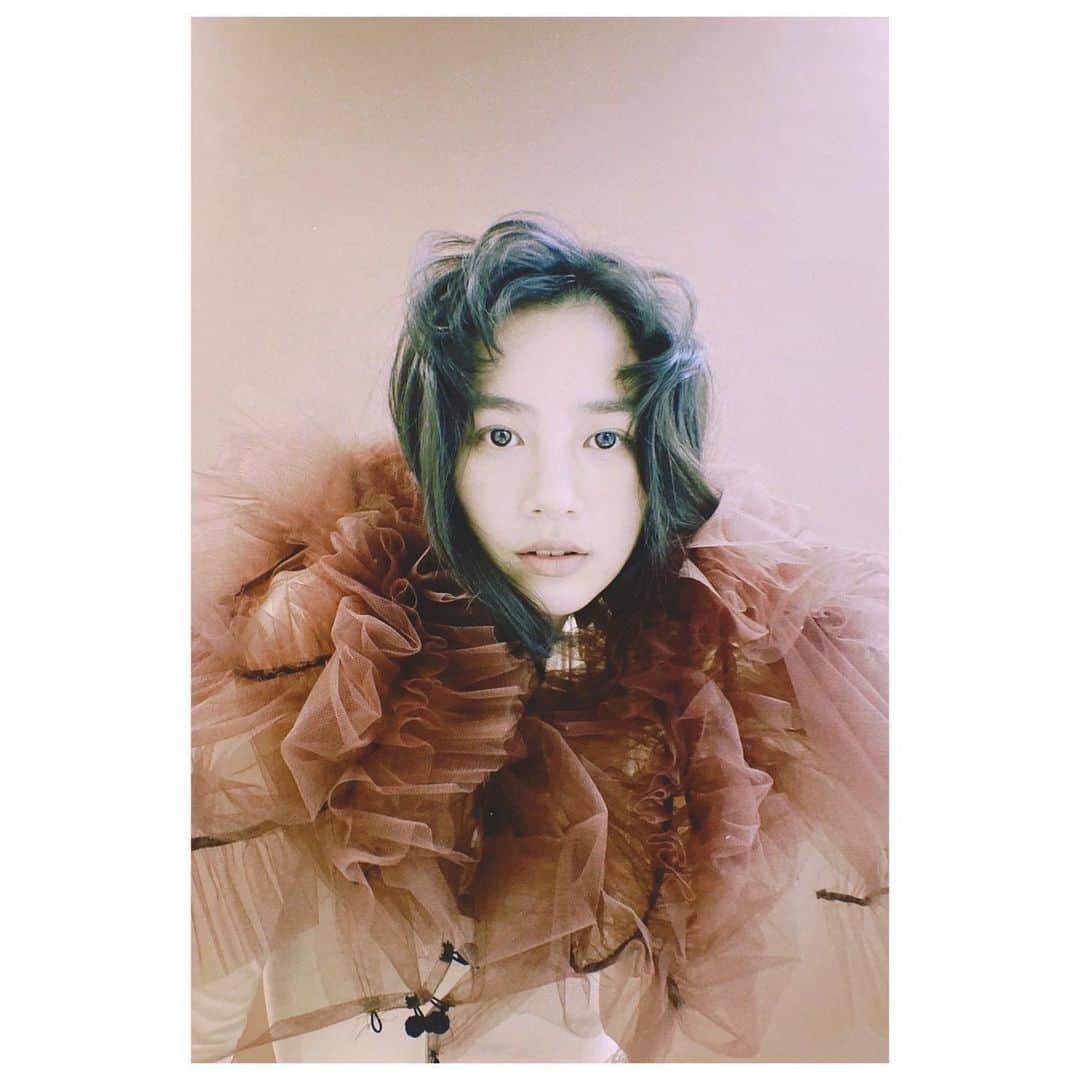 のん（能年玲奈）さんのインスタグラム写真 - (のん（能年玲奈）Instagram)「2月カレンダーのオフショット。 📸 @izumimachino 絵画みたいに撮ってくれた。 チョコレートのブラウン。  Styling: @izumimachino  Hair: Yuko Aoi Make up: Shie Kanno at KuraraSystem  #のん2023カレンダー  #timeless_non」2月7日 18時37分 - non_kamo_ne