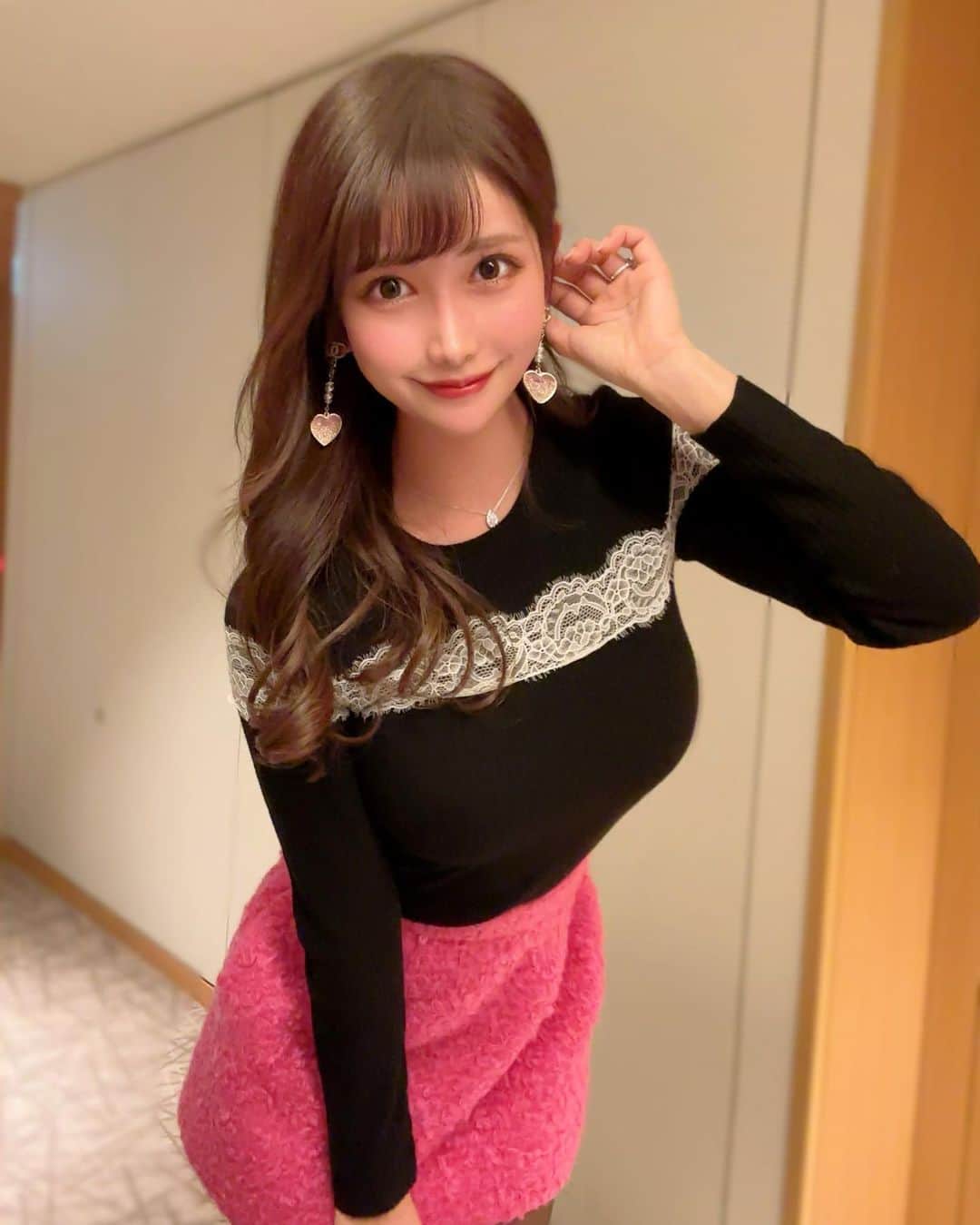 MAYUさんのインスタグラム写真 - (MAYUInstagram)「. 💓💗💘💕 . ラブリーな気分だった日🥰 . 鮮やかなピンクのスカートと ゆらゆらしてるハートのピアスがポイントです🫶🏻💕 . ちょっと派手なスカートだけどBarbieっぽくてかわいいの💕 . . #ootd#fashion#fashionstyle#chanel#redvalentino#Barbie#japanesegirl」2月7日 18時47分 - mayu.kina_golf