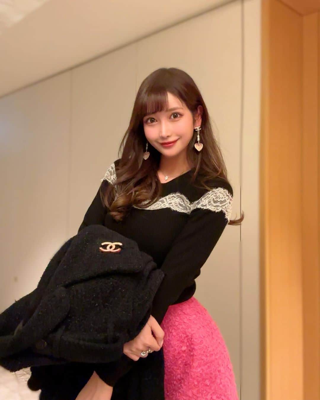MAYUさんのインスタグラム写真 - (MAYUInstagram)「. 💓💗💘💕 . ラブリーな気分だった日🥰 . 鮮やかなピンクのスカートと ゆらゆらしてるハートのピアスがポイントです🫶🏻💕 . ちょっと派手なスカートだけどBarbieっぽくてかわいいの💕 . . #ootd#fashion#fashionstyle#chanel#redvalentino#Barbie#japanesegirl」2月7日 18時47分 - mayu.kina_golf