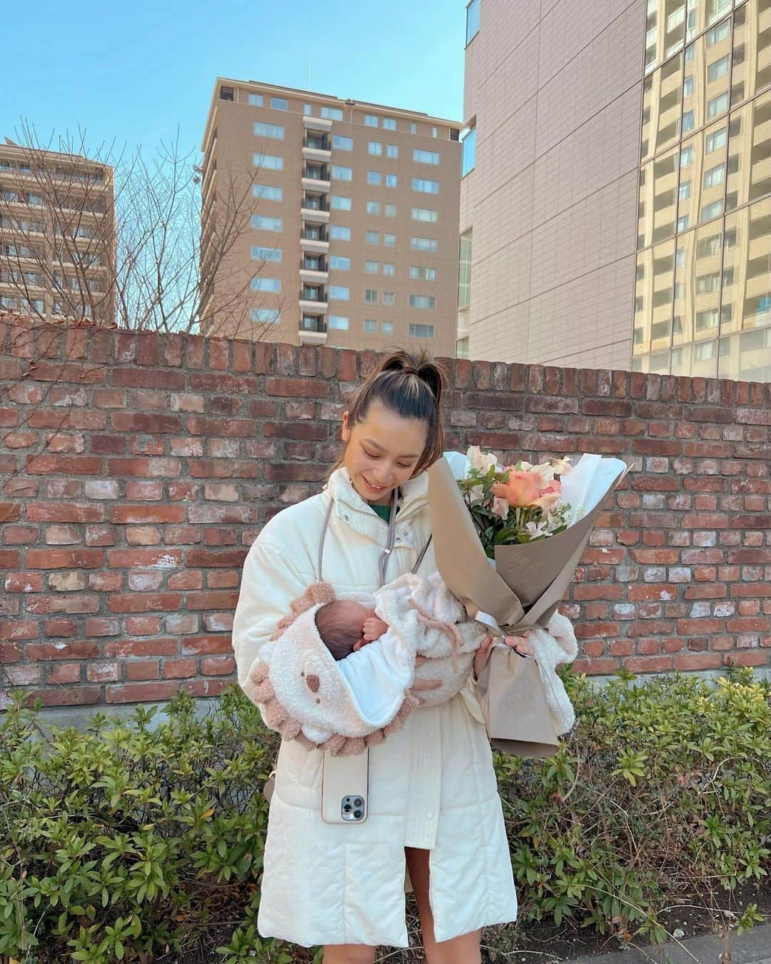 遠山茜子さんのインスタグラム写真 - (遠山茜子Instagram)「babyの退院日にお姉ちゃんがくれたお花💐🤍  これからのbabylife楽しみまーす👶🏼🤍  #babylife」2月7日 19時09分 - akane_016t