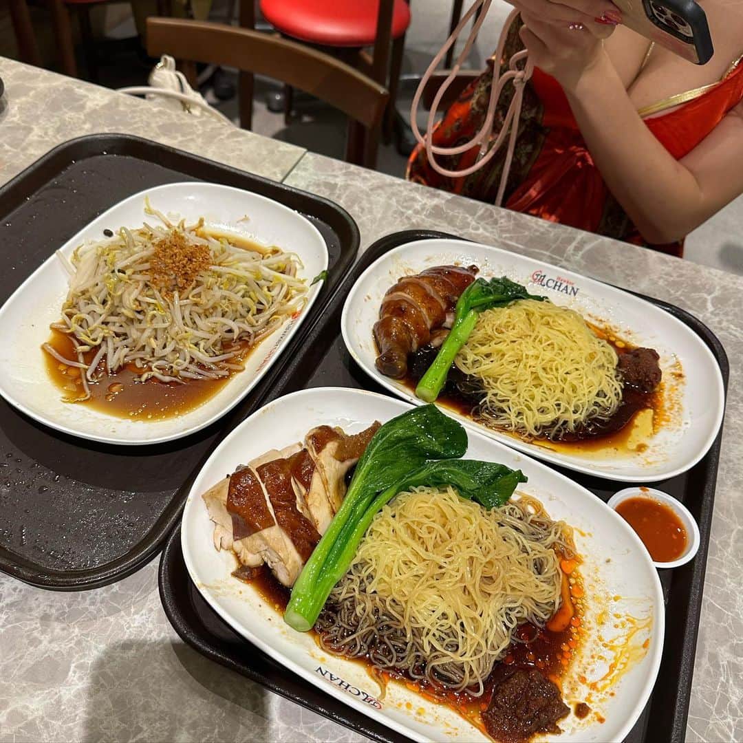 市原彩花さんのインスタグラム写真 - (市原彩花Instagram)「Liao Fan Hawker Chan🔥 My favorite food in Singapore😋❤️ @liaofanhawkerchan   私がシンガポールで大好きな食べ物❤️ リャオ・フォン・ホーカー・チャンのSoya Sauce Chicken Noodle😍 黄色い麺×チキン×ソヤソースの組み合わせがやっっばい🥹❤️‍🔥 私がいつかシンガポールを去る時は必ずこれを食べると決めている😚❤️‍🔥  ホーカー(屋台)なのに１つ星を取ったことがあるお店で、チキンライスが有名なんだけど、この麺が美味し過ぎて毎回頼んじゃうからライスはまだ食べたことない😂  店舗いっぱいあって、店舗ごと値段違うよん🐓  シンガにしかないと思ってたら、タイやマレーシア、オーストラリア、台湾、中国、フィリピン、ドバイ、カザフスタンまでどこにでもあるみたい🤣多いなw  あーちゃん激推しグルメなのでぜひ食べてみてー🥳🥳🥳  #liaofanhawkerchan#hawkerchan#hawker#hawkers#ホーカー#シンガポールグルメ#シンガポール料理#onemichelinstar#michelinstar#sgfood#foodporn#sgfoodporn#sgeats#sgfoodie#シンガポールグルメ#singapore#シンガポール#singapura#海外生活#海外旅行#海外移住#シンガポール生活#シンガポール旅行#シンガポール観光#Singaporetrip#Singaporetravel #あーちゃんシンガポール」2月7日 19時33分 - ayaka_ichihara