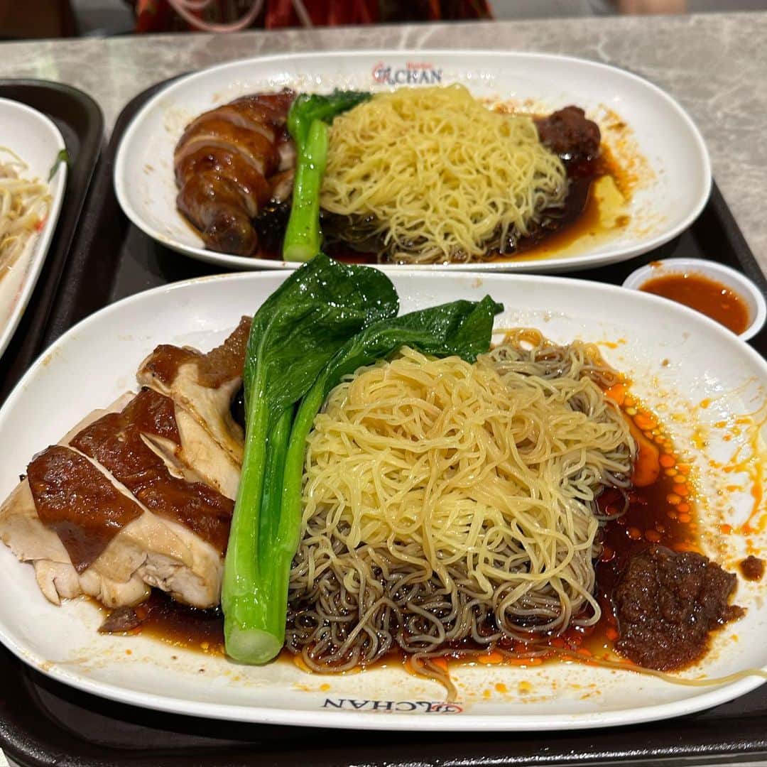 市原彩花さんのインスタグラム写真 - (市原彩花Instagram)「Liao Fan Hawker Chan🔥 My favorite food in Singapore😋❤️ @liaofanhawkerchan   私がシンガポールで大好きな食べ物❤️ リャオ・フォン・ホーカー・チャンのSoya Sauce Chicken Noodle😍 黄色い麺×チキン×ソヤソースの組み合わせがやっっばい🥹❤️‍🔥 私がいつかシンガポールを去る時は必ずこれを食べると決めている😚❤️‍🔥  ホーカー(屋台)なのに１つ星を取ったことがあるお店で、チキンライスが有名なんだけど、この麺が美味し過ぎて毎回頼んじゃうからライスはまだ食べたことない😂  店舗いっぱいあって、店舗ごと値段違うよん🐓  シンガにしかないと思ってたら、タイやマレーシア、オーストラリア、台湾、中国、フィリピン、ドバイ、カザフスタンまでどこにでもあるみたい🤣多いなw  あーちゃん激推しグルメなのでぜひ食べてみてー🥳🥳🥳  #liaofanhawkerchan#hawkerchan#hawker#hawkers#ホーカー#シンガポールグルメ#シンガポール料理#onemichelinstar#michelinstar#sgfood#foodporn#sgfoodporn#sgeats#sgfoodie#シンガポールグルメ#singapore#シンガポール#singapura#海外生活#海外旅行#海外移住#シンガポール生活#シンガポール旅行#シンガポール観光#Singaporetrip#Singaporetravel #あーちゃんシンガポール」2月7日 19時33分 - ayaka_ichihara