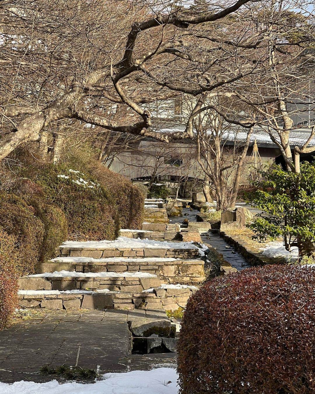 Isakoさんのインスタグラム写真 - (IsakoInstagram)「#那須温泉 🤍☃️❄️ 　 この前の週末、家族旅行で栃木県の那須へ旅行に行って来ました🤍 　 温泉とサウナと美味しいご飯とお酒にとーっても癒されました🍶 　  少しずつ載せて行くのでお付き合い下さいね✨☺️ 　 　 このダウンは　@selectshop.brillant です👗🤍 質問が沢山来ていた可愛いダウン☺️ 　 　 　 #コート#アウター#ダウン#ダウンジャケット#ダウンコーデ#雪#雪山#ニット帽#ニット帽コーデ#アウターコーデ#セレクトショップ」2月7日 20時44分 - ichaaako