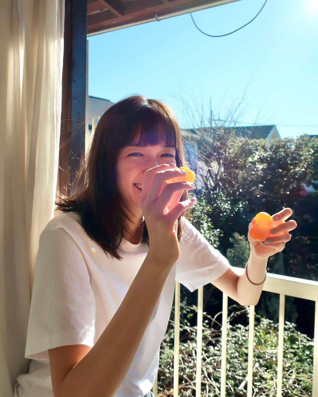 佐藤栞里さんのインスタグラム写真 - (佐藤栞里Instagram)「. 去年のクリスマスに撮った写真。 ベランダがぽかぽか気持ちよくて 到着して早々に きんきんに冷えたみかんを食べて 目を覚ましました🍊 この日はズーカラデルさんの "ラブソング"MV撮影の日。 いよいよ、明日公開です。 楽しみ☺︎☺︎☺︎☺︎」2月7日 21時06分 - satoshiori727