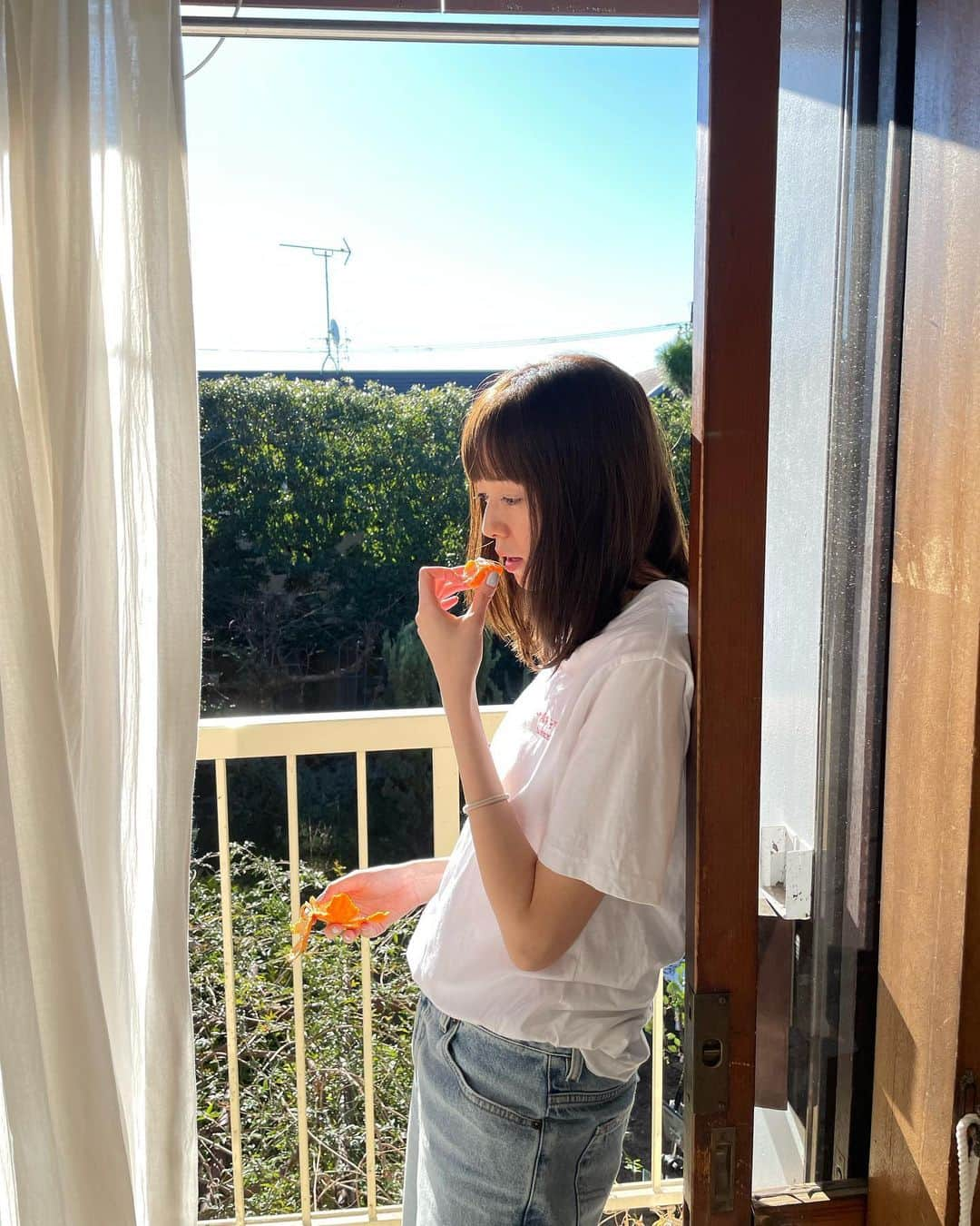 佐藤栞里さんのインスタグラム写真 - (佐藤栞里Instagram)「. 去年のクリスマスに撮った写真。 ベランダがぽかぽか気持ちよくて 到着して早々に きんきんに冷えたみかんを食べて 目を覚ましました🍊 この日はズーカラデルさんの "ラブソング"MV撮影の日。 いよいよ、明日公開です。 楽しみ☺︎☺︎☺︎☺︎」2月7日 21時06分 - satoshiori727