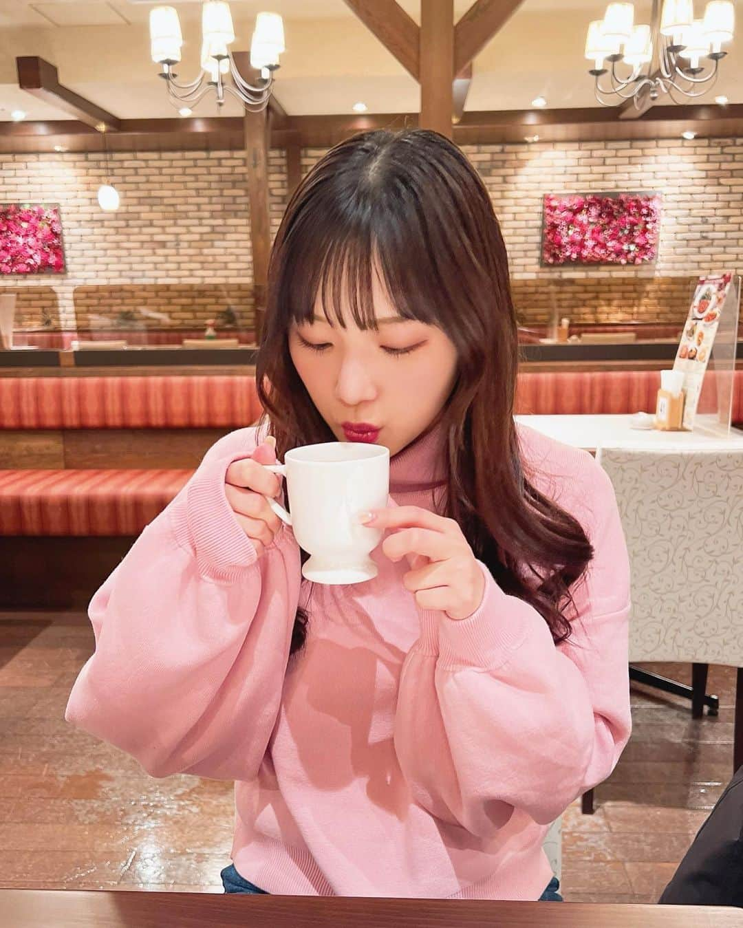 稲場愛香さんのインスタグラム写真 - (稲場愛香Instagram)「🫐☕️ ⁡ 今日もお疲れ様♩ ⁡ ⁡ #稲場愛香 #まなかん #コーヒー #パフェ  #ヨーグルトパフェ #想像の倍くらい大きかった 笑 #母カメラ」2月7日 21時20分 - manaka_inaba.official