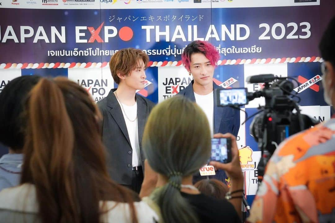 Snow Manさんのインスタグラム写真 - (Snow ManInstagram)「⁡ JAPAN EXPO THAILAND 2023 ありがとうございました！！ タイにも雪を降らせることができたかな？☃️ ⁡ #JAPANEXPOTHAILAND2023 #โคจิมุไค #ฮิคารุอิวาโมะโตะ #SnowMan #ขอบคุณครับ ⁡ ⁡ #すのぐらむ」2月7日 22時05分 - snowman.official.9