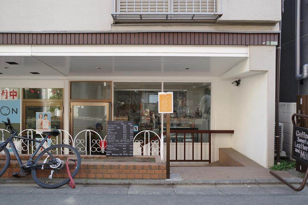 石井輝明さんのインスタグラム写真 - (石井輝明Instagram)「学芸大学。 五反田のTONERさんとはまた違ったホッと落ち着ける雰囲気のカフェ。 奥の雑貨類もかわいかった。  今日は幕張ありがとうございました。 明日は大宮です。 明日もよろしくお願いします。  #btoner #cafe #coffee #カフェ #コーヒー #喫茶店 #東京カフェ #学芸大学カフェ #祐天寺カフェ #カフェ芸人」2月7日 22時28分 - comandanteishii