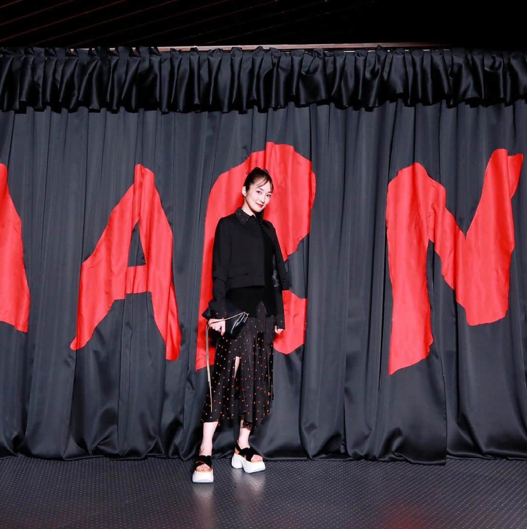 高梨臨さんのインスタグラム写真 - (高梨臨Instagram)「@marni のショーへ行ってきました。 キレイめなセットアップだけど、スカートのスリットとかサンダルのデザインとかが、マルニらしいルックで🤩 ショーも素敵でした🥺」2月7日 22時31分 - rintakanashi_official