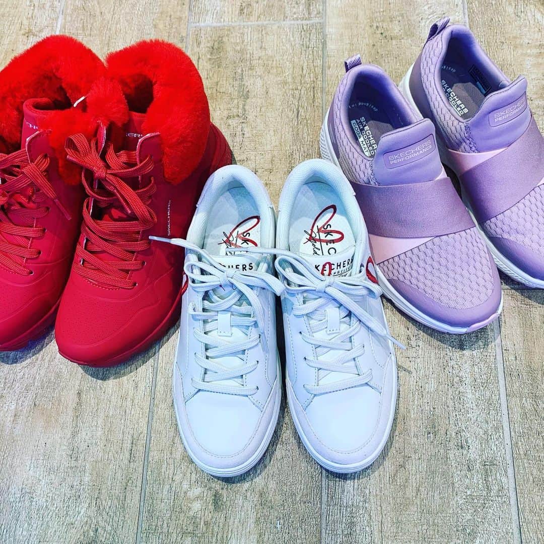 相川七瀬さんのインスタグラム写真 - (相川七瀬Instagram)「休日の一コマ。我が家の男子チームとお買い物。スケッチャーズに行きたい！ということで、行って来ました😘それぞれ靴を選んでましたが、私と次男は同じ赤い靴選んで、これはもう血筋ですね😅笑 我が家のスケッチャーズ好きは以前、 渡辺めぐみさんからプレゼントしてもらってからのファンで愛用してます😊 めぐみさん、ありがとうございます❤️  #skechers #渋谷 #兄弟」2月8日 7時22分 - nanasecat