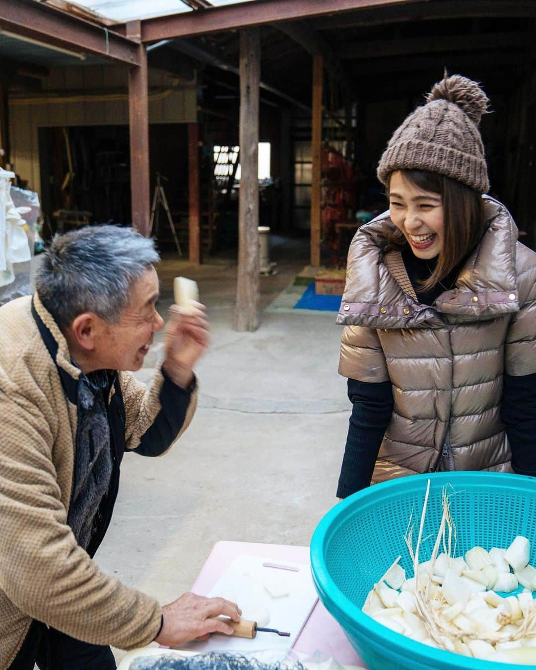 坂元美香さんのインスタグラム写真 - (坂元美香Instagram)「おはよー  徳島1日目の宿泊先は 東みよし町の民泊『岩野家』さん。  こたつでお母さんの手作り団子をいただきながら、 お父さんの宿泊案内にほっこり☺️  夕飯までの間は、田舎体験！ 干し大根用の大根に穴開けて藁を通したり、 節分用のしめ縄を教わりました。 しめ縄ずっとやってみたかったので楽しかった！  夕飯へつづく…  @soranosato.yamazatomonogatari  #徳島 #徳島県 #東みよし町 #民泊 #岩野家 #青鬼さん #にし阿波 #しめ縄体験 #田舎体験  #そらの郷 #地方創生 #坂元にし阿波の旅 #撮影」2月8日 7時35分 - mika_saka