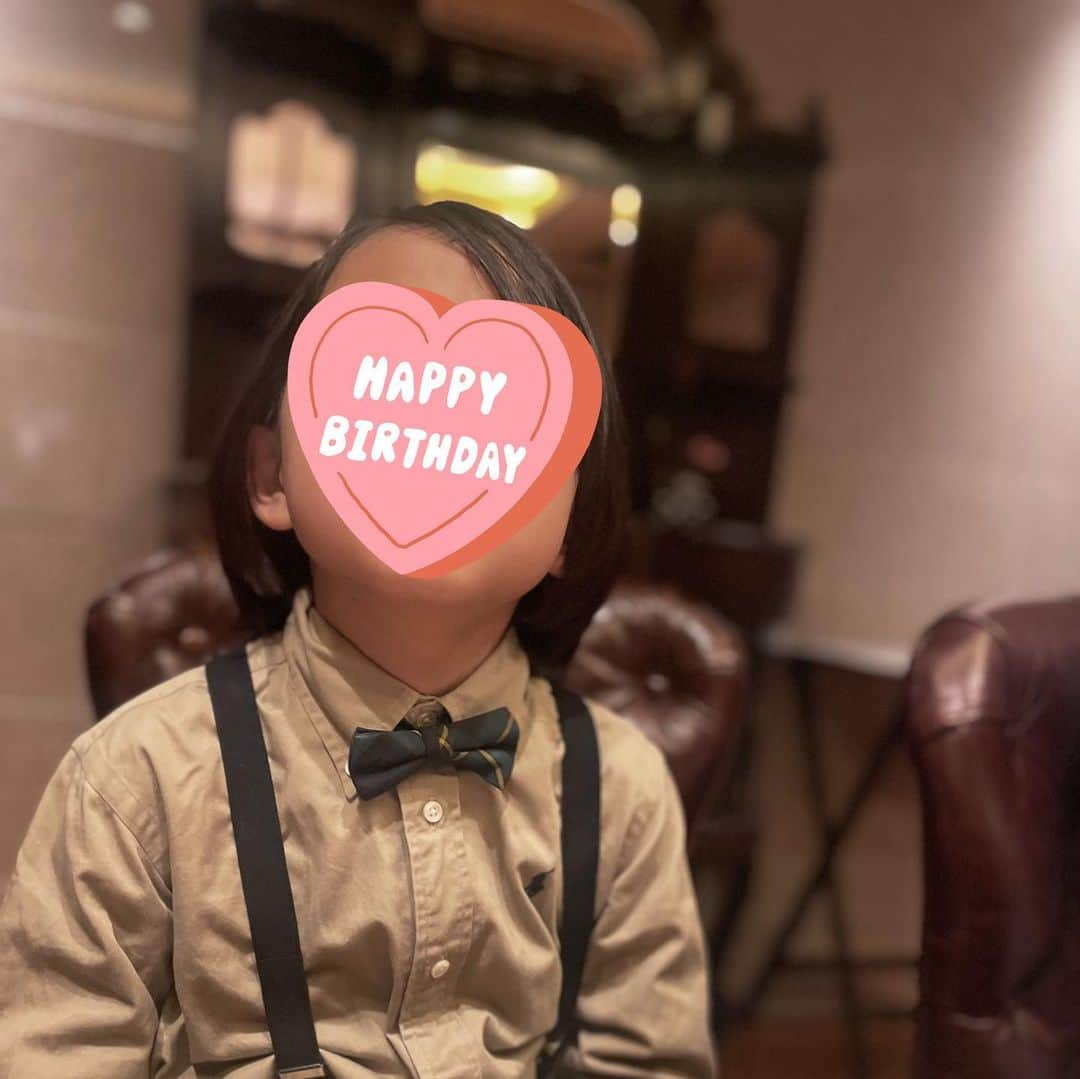 堀江直美さんのインスタグラム写真 - (堀江直美Instagram)「息子が7歳になりました🎂  7歳になっても生意気さとは程遠くピュアすぎるほどでただただ可愛い🐒笑  スポーツや工作が得意で運動会やマラソン大会、参観日に行くたび新たな一面や成長が親としてとても嬉しかった☺️🌸  小学生になって新しい環境の中、沢山のお友達に恵まれた日々に親子共々感謝です✨  お誕生日当日の昨夜は受験を終えた甥っ子といっしょに久しぶりに両親たちも大集合してお祝い🥂  追うべき背中があることを誇りに思って、にぃにみたいにしっかりね！って言いながらあなたはあなたらしく🤲🏻でもお勉強はもう少し本腰入れようか。笑  みんなの末っ子🍼 この先もより良い人生になるようみんな応援してる🤍 #子育て記録  #7歳誕生日#7歳お誕生日#birthday#birthdaycake#birthdaygirl#birthdayparty#誕生日#お誕生日#息子#7歳#おめでとう#誕生日ケーキ#誕生日会#バースデー#ママライフ#家族時間#子育て#familytime#2歳差育児#男の子ママ#女の子ママ#家族写真#familyphotography」2月8日 8時30分 - naomiiiiiiiiiiii