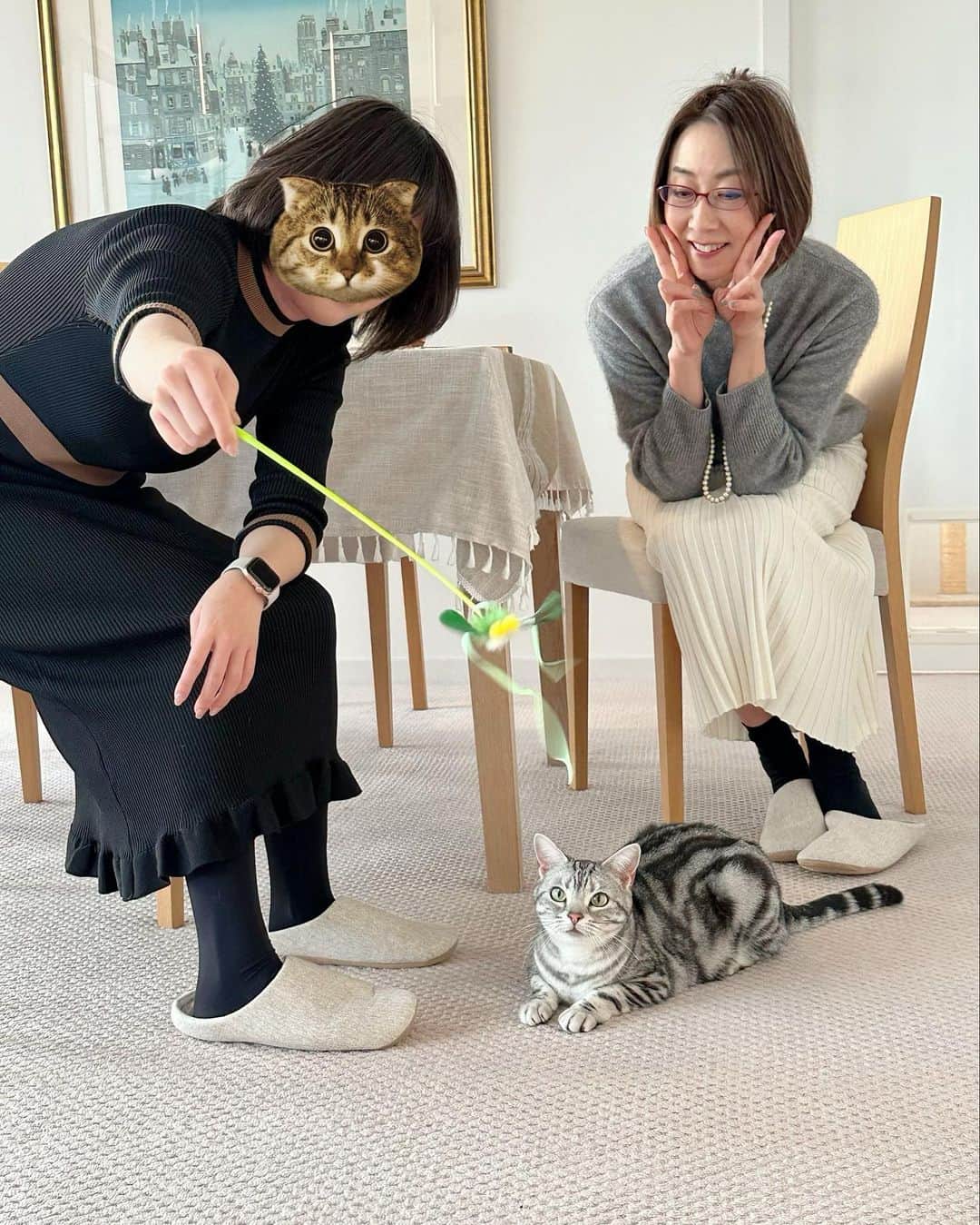 長野智子さんのインスタグラム写真 - (長野智子Instagram)「フジテレビの先輩、中村奈緒美さんが、お嬢様とたくさんの猫オモチャを持って遊びに来てくださいました💕  盆と正月が同時に来たような猫祭り🐱  楽しい午後☕️ ありがとうございました🥰  #アフタヌーンティー」2月8日 8時44分 - naganotomoko