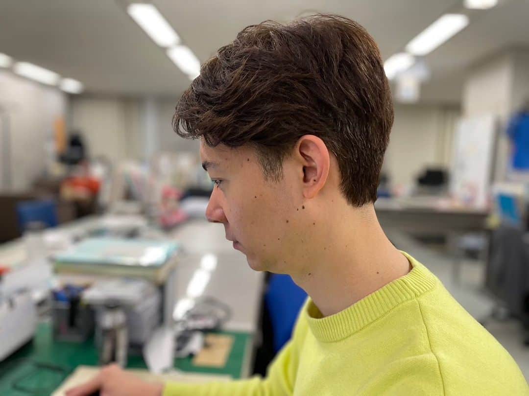 フジテレビアナウンサーさんのインスタグラム写真 - (フジテレビアナウンサーInstagram)「みなさんこんにちは！山本賢太です。 ポニーテールを目指していた田淵アナが3ヶ月髪を伸ばしていましたが断念しました。 四方向からの散髪をした田淵アナをご覧くださいませ。  #田淵裕章 #散髪」2月8日 13時17分 - fujitv_announcer