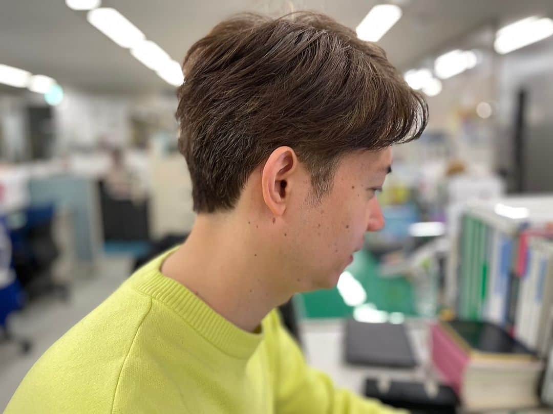 フジテレビアナウンサーさんのインスタグラム写真 - (フジテレビアナウンサーInstagram)「みなさんこんにちは！山本賢太です。 ポニーテールを目指していた田淵アナが3ヶ月髪を伸ばしていましたが断念しました。 四方向からの散髪をした田淵アナをご覧くださいませ。  #田淵裕章 #散髪」2月8日 13時17分 - fujitv_announcer