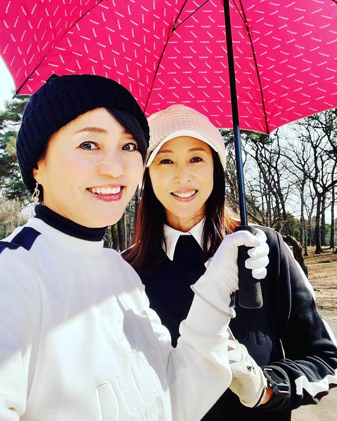 かとうれいこさんのインスタグラム写真 - (かとうれいこInstagram)「お揃いコーデ〜  志穂さんと 色違いのウェア！  白黒だからきちんと感があって落ち着いたお揃いコーデになるねー♪  #ゴルフ  #ゴルフ女子  #白黒 #晴れ #暖かい日 #いっぱい笑った  #今日もありがとう @shihohashimoto3」2月8日 13時41分 - katoreiko_official