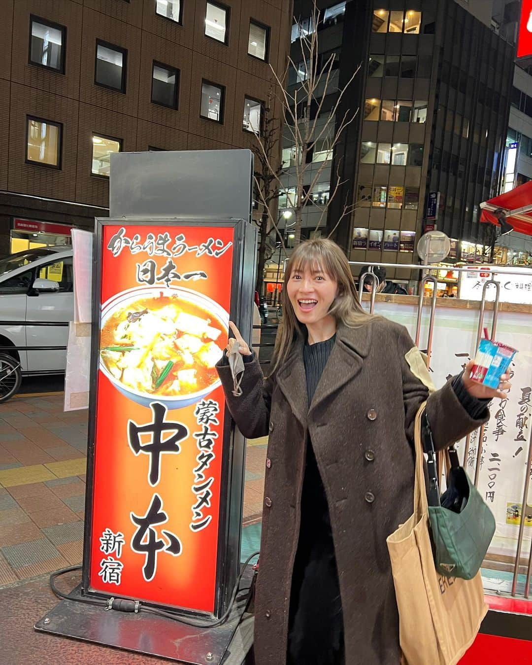 新山千春さんのインスタグラム写真 - (新山千春Instagram)「お気に入りの衣装💚  ロケ前に、練習で北極✖️3 食べにいったよ！ 定員さんがすごく優しくて、 伝えてくれた言葉に 元気いただいたんだー♪♪   嬉しかったなー✨  今日の仕事前に、 資格の勉強してます！！  #新山千春 #激辛 #蒙古タンメン #北極 #北極3倍 #激辛ロケ」2月8日 13時43分 - chiharuuu_0114