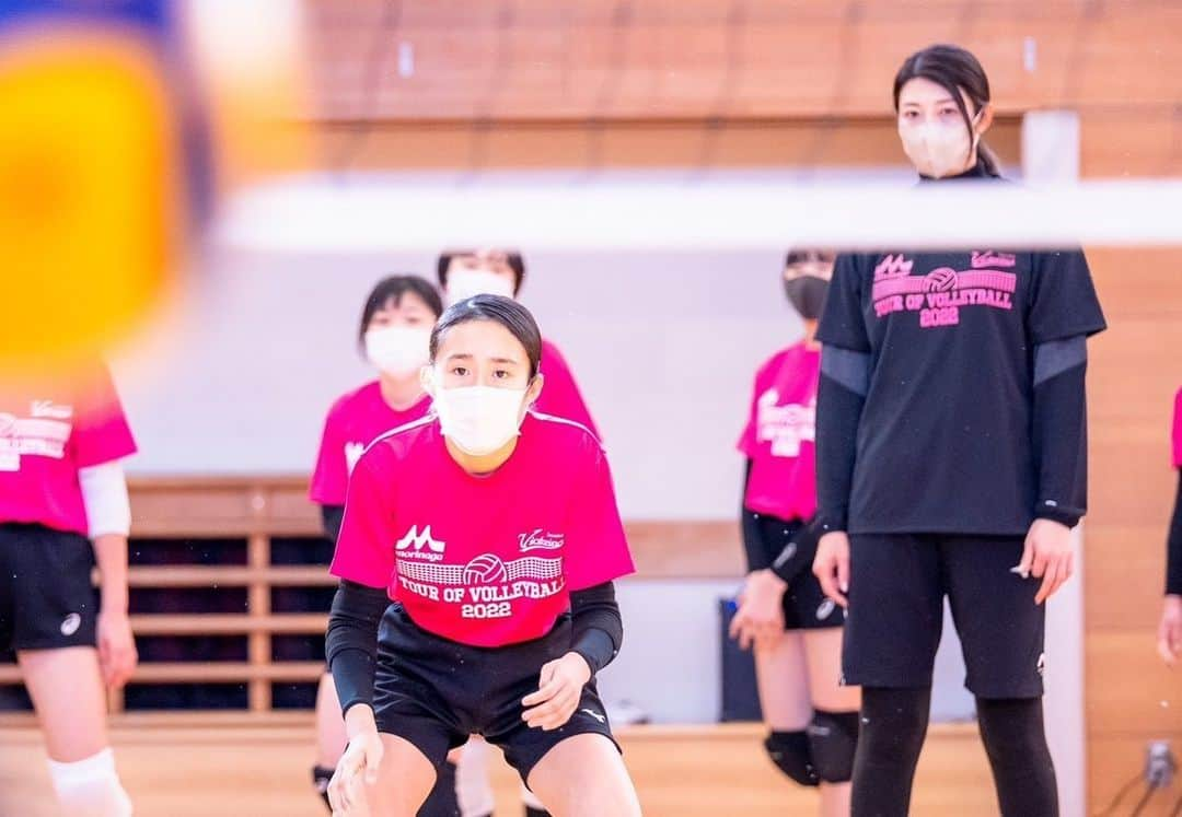 狩野舞子さんのインスタグラム写真 - (狩野舞子Instagram)「・ 森永乳業杯ツアーオブバレーボール🏐 先週末は愛さんと神奈川県大和市に行ってきました😊  限られた時間の中ではありますが、実技指導、ミニゲーム、栄養講話までみんなで頑張りました💪 私たちや森永さんのアドバイスが少しでも皆さんのプラスになれば嬉しいです☺️  今回もありがとうございました\( ˆoˆ )/ ・ #森永乳業杯ツアーオブバレーボール #ヴィクトリーナドリームス #神奈川県大和市 #大友愛 #狩野舞子」2月8日 16時23分 - kanochan715