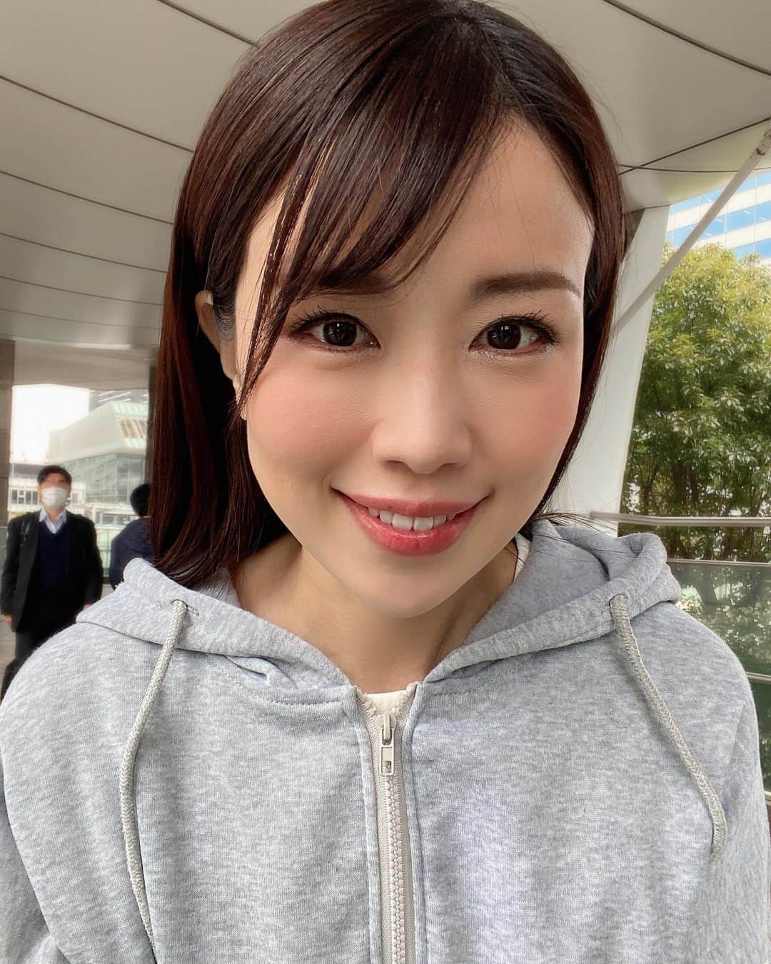 道岡桃子さんのインスタグラム写真 - (道岡桃子Instagram)「今日はコートを脱いで、  パーカーだけでお仕事へ！  ………時期尚早でした🤣🤣💦  お風呂で温まります🛀  #アナウンサー  #アナウンサー衣装  #フリーアナウンサー  #ニュースキャスター  #ニットコーデ  #リポート  #リポーター  #レポーター  #ヘアメイク  #パーカーコーデ  #パーカー  #パーカー女子  #健康  #健康優良児  #instafashion #ootd  #follow4followback #follower  #following  #いいね  #いいね返し」2月8日 17時44分 - momoko_ana