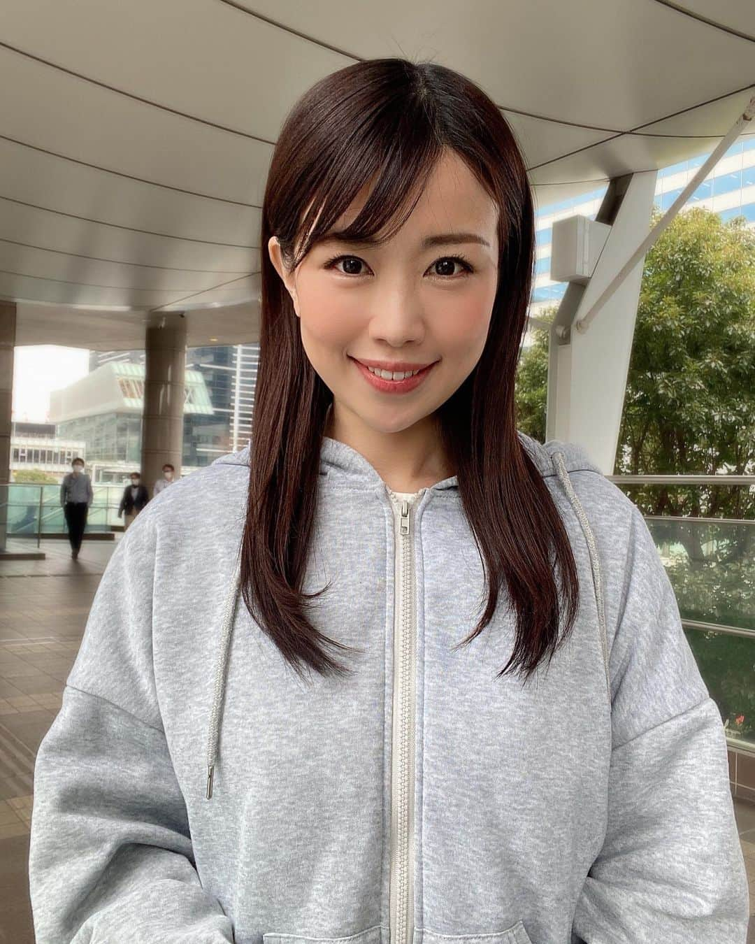 道岡桃子さんのインスタグラム写真 - (道岡桃子Instagram)「今日はコートを脱いで、  パーカーだけでお仕事へ！  ………時期尚早でした🤣🤣💦  お風呂で温まります🛀  #アナウンサー  #アナウンサー衣装  #フリーアナウンサー  #ニュースキャスター  #ニットコーデ  #リポート  #リポーター  #レポーター  #ヘアメイク  #パーカーコーデ  #パーカー  #パーカー女子  #健康  #健康優良児  #instafashion #ootd  #follow4followback #follower  #following  #いいね  #いいね返し」2月8日 17時44分 - momoko_ana