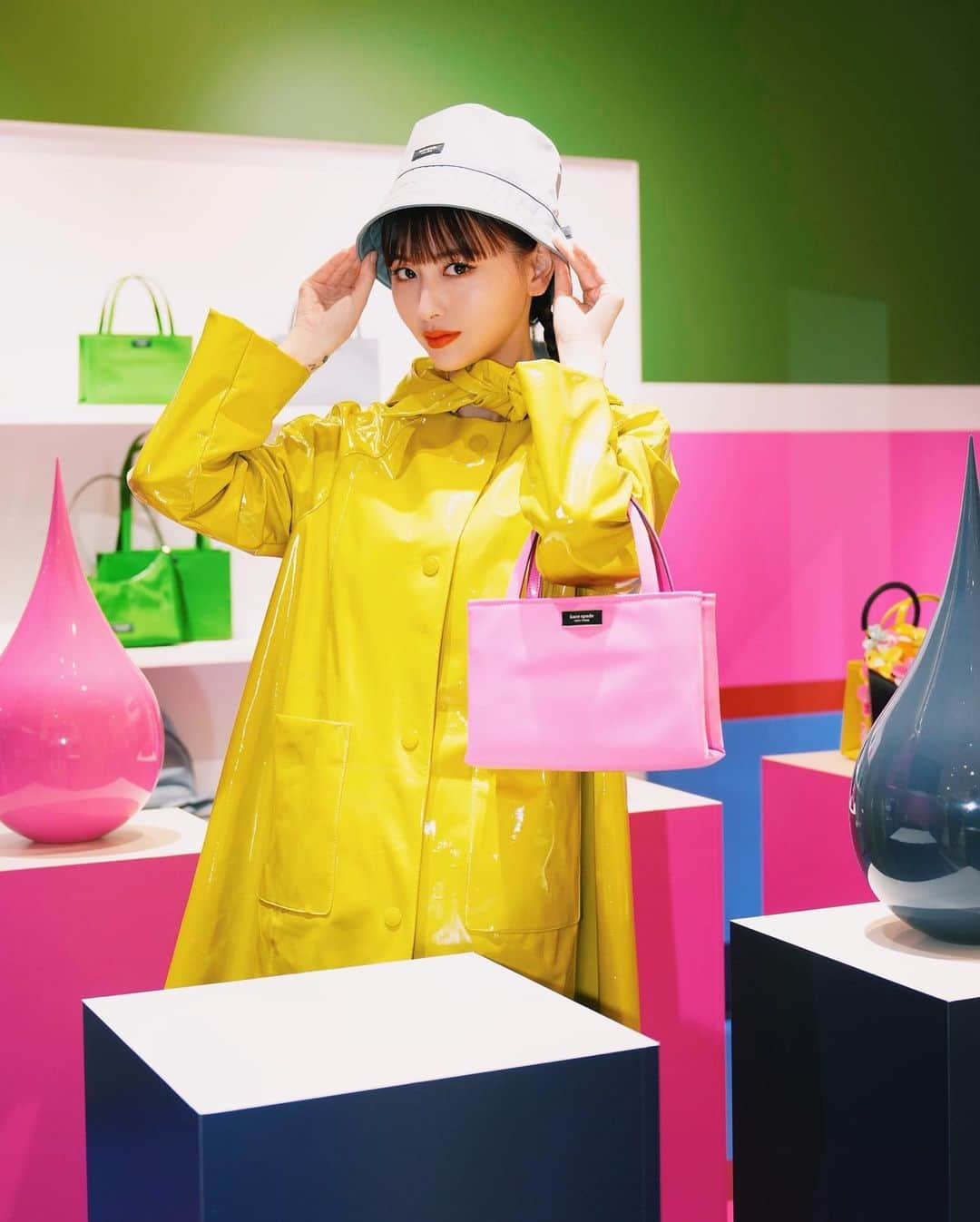 鈴木えみさんのインスタグラム写真 - (鈴木えみInstagram)「Kate Spade New York Spring 2023  Pop Up Shop @ 伊勢丹新宿店 本館1F カラフルでハッピーなアイテムたちが揃ったポップアップは、 本日から2月21日まで！来場特典やお買い物特典もあるよ🌈 私はモップ犬バッグに心を奪われました🫶🏻❤️ ㅤㅤㅤㅤㅤㅤ #katespadejapan  #ケイトスペードアドベンチャー #サムアイコン」2月8日 17時47分 - emisuzuki_official