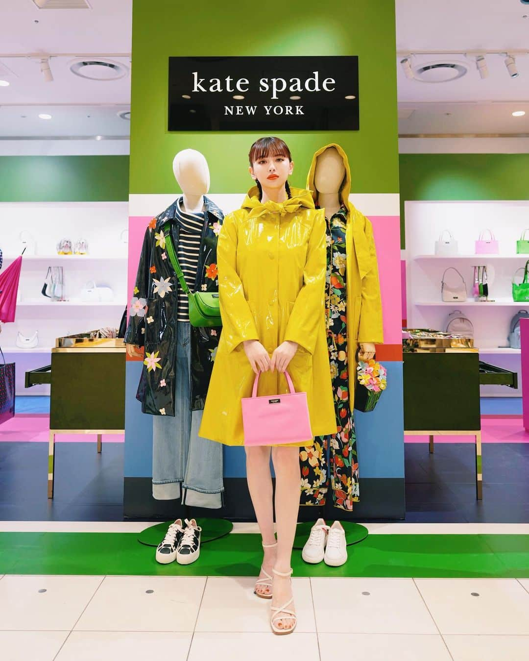 鈴木えみさんのインスタグラム写真 - (鈴木えみInstagram)「Kate Spade New York Spring 2023  Pop Up Shop @ 伊勢丹新宿店 本館1F カラフルでハッピーなアイテムたちが揃ったポップアップは、 本日から2月21日まで！来場特典やお買い物特典もあるよ🌈 私はモップ犬バッグに心を奪われました🫶🏻❤️ ㅤㅤㅤㅤㅤㅤ #katespadejapan  #ケイトスペードアドベンチャー #サムアイコン」2月8日 17時47分 - emisuzuki_official