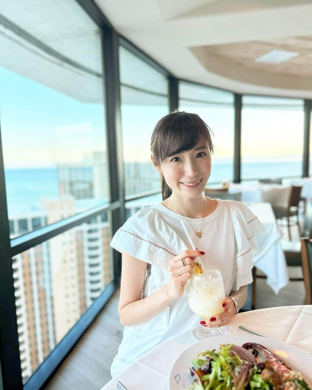 小林真由さんのインスタグラム写真 - (小林真由Instagram)「ハワイで行ったお店🍴🍹 ⁡ ⁡ ・Tanaka of Tokyo West (エンターテイメントショー、子供はやっぱり楽しんでました❤️‍🔥) ・Roy's Waikiki  (キッズプレートを先に持ってきてもらえたり、子連れサービスもすごく良かった✨) ・Pesca Seafood ・Bali Steak & Seafood ・Wolfgang's Steakhouse ・Arancino Di Mare ・Suntory​ (久しぶりの和食にほっこり🍚) ・Ruth’s Chris Steakhouse Waikiki ⁡ ⁡ 4枚目のmiro kaimuki🥨 キャビアブリオッシュがたまらなく美味しかった！ ⁡ ⁡ 最後はフードコートのラーメン。 噂通り3千円もしたけど、それはそれはおいしく感じました🍜✨ ⁡  新年早々なかなか食べたので、今は素朴ご飯を続けてます🍚🥢 ⁡ ⁡ ⁡ #ファッション #コーデ #ママコーデ #女の子ママ #男の子ママ #ママライフ #コーディネート #４歳 #２歳 #ベビー #二人育児 #子連れ旅行 #旅行 #ハワイ旅行 #ハワイ #ハワイフード #ハワイグルメ」2月8日 19時30分 - mayukobayashii