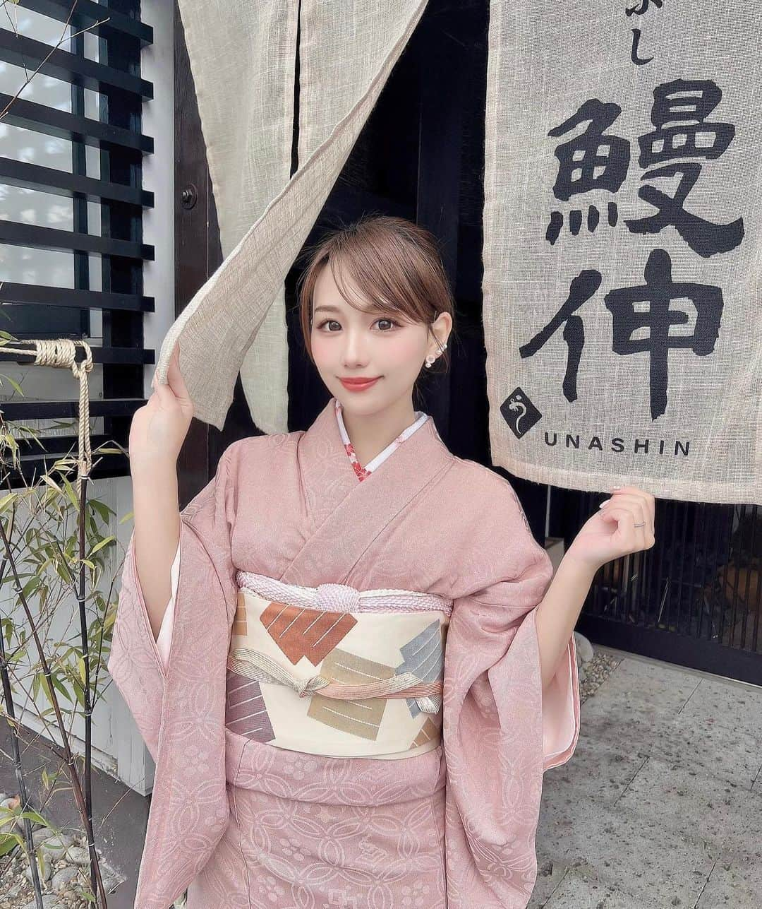 加藤里奈さんのインスタグラム写真 - (加藤里奈Instagram)「⋆  大曽根にある、ひつまぶし 鰻伸  ꒰ @hitsumabushiunashin_official ꒱ へ行ってきました♡  やっぱり名古屋といえばひつまぶしですよね☺️  私は上ひつまぶしをいただきましたが、 とっても贅沢で大満足のランチでした𓌉◯𓇋  こんがり焼かれた鰻は身がふわふわで とっても美味しかったです♡  タレもたっぷりかかっていて、 そのまま食べてももちろん美味しいですが、 ネギや海苔などの薬味をつけて 食べてもとっても美味しかったです😌  ひつまぶしのお出汁は、 熱々の状態で食べれるように店員さんを呼んで 持ってきていただくスタイルでした！ ありがたいです🤍  そして店内は個室がいくつもあって 落ち着いてお食事ができる雰囲気でした🥺  また行きたい〜！  PR @hitsumabushiunashin #鰻伸 #大曽根グルメ #大曽根ランチ #大曽根ディナー #ひつまぶし名古屋 #名古屋ランチ巡り #ひつまぶし #トリドリベース #鰻 #鰻重 #うなぎ #名古屋ランチ #名古屋ディナー #和服 #着物 #着物コーディネート」2月8日 19時49分 - katoco0326