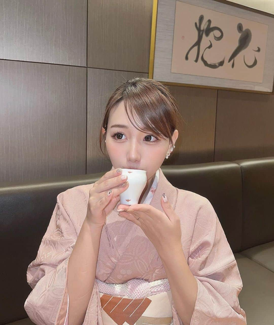 加藤里奈さんのインスタグラム写真 - (加藤里奈Instagram)「⋆  大曽根にある、ひつまぶし 鰻伸  ꒰ @hitsumabushiunashin_official ꒱ へ行ってきました♡  やっぱり名古屋といえばひつまぶしですよね☺️  私は上ひつまぶしをいただきましたが、 とっても贅沢で大満足のランチでした𓌉◯𓇋  こんがり焼かれた鰻は身がふわふわで とっても美味しかったです♡  タレもたっぷりかかっていて、 そのまま食べてももちろん美味しいですが、 ネギや海苔などの薬味をつけて 食べてもとっても美味しかったです😌  ひつまぶしのお出汁は、 熱々の状態で食べれるように店員さんを呼んで 持ってきていただくスタイルでした！ ありがたいです🤍  そして店内は個室がいくつもあって 落ち着いてお食事ができる雰囲気でした🥺  また行きたい〜！  PR @hitsumabushiunashin #鰻伸 #大曽根グルメ #大曽根ランチ #大曽根ディナー #ひつまぶし名古屋 #名古屋ランチ巡り #ひつまぶし #トリドリベース #鰻 #鰻重 #うなぎ #名古屋ランチ #名古屋ディナー #和服 #着物 #着物コーディネート」2月8日 19時49分 - katoco0326