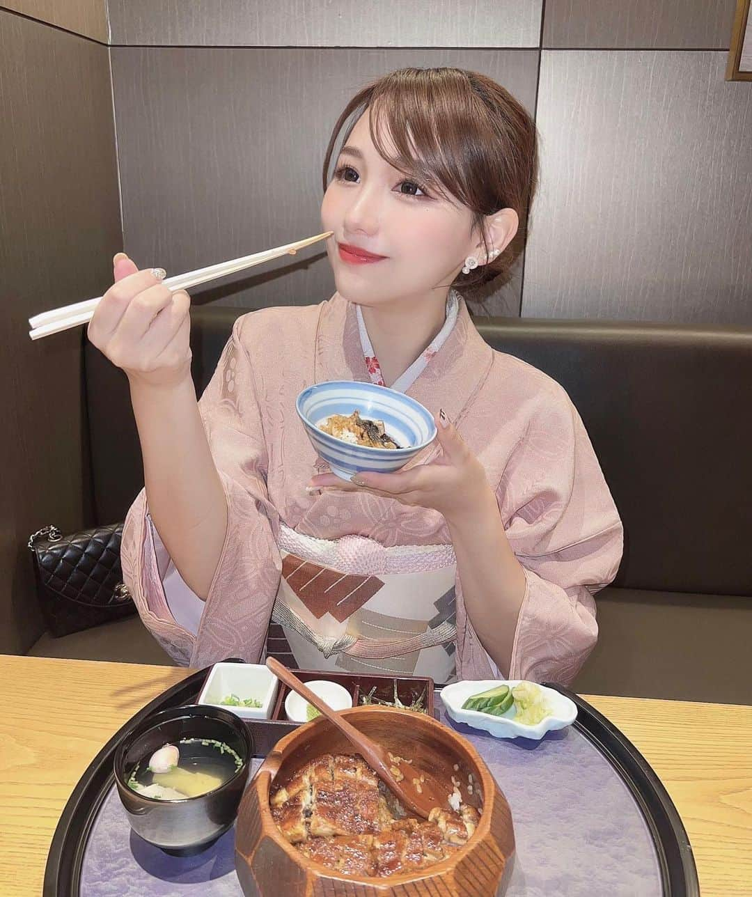 加藤里奈さんのインスタグラム写真 - (加藤里奈Instagram)「⋆  大曽根にある、ひつまぶし 鰻伸  ꒰ @hitsumabushiunashin_official ꒱ へ行ってきました♡  やっぱり名古屋といえばひつまぶしですよね☺️  私は上ひつまぶしをいただきましたが、 とっても贅沢で大満足のランチでした𓌉◯𓇋  こんがり焼かれた鰻は身がふわふわで とっても美味しかったです♡  タレもたっぷりかかっていて、 そのまま食べてももちろん美味しいですが、 ネギや海苔などの薬味をつけて 食べてもとっても美味しかったです😌  ひつまぶしのお出汁は、 熱々の状態で食べれるように店員さんを呼んで 持ってきていただくスタイルでした！ ありがたいです🤍  そして店内は個室がいくつもあって 落ち着いてお食事ができる雰囲気でした🥺  また行きたい〜！  PR @hitsumabushiunashin #鰻伸 #大曽根グルメ #大曽根ランチ #大曽根ディナー #ひつまぶし名古屋 #名古屋ランチ巡り #ひつまぶし #トリドリベース #鰻 #鰻重 #うなぎ #名古屋ランチ #名古屋ディナー #和服 #着物 #着物コーディネート」2月8日 19時49分 - katoco0326