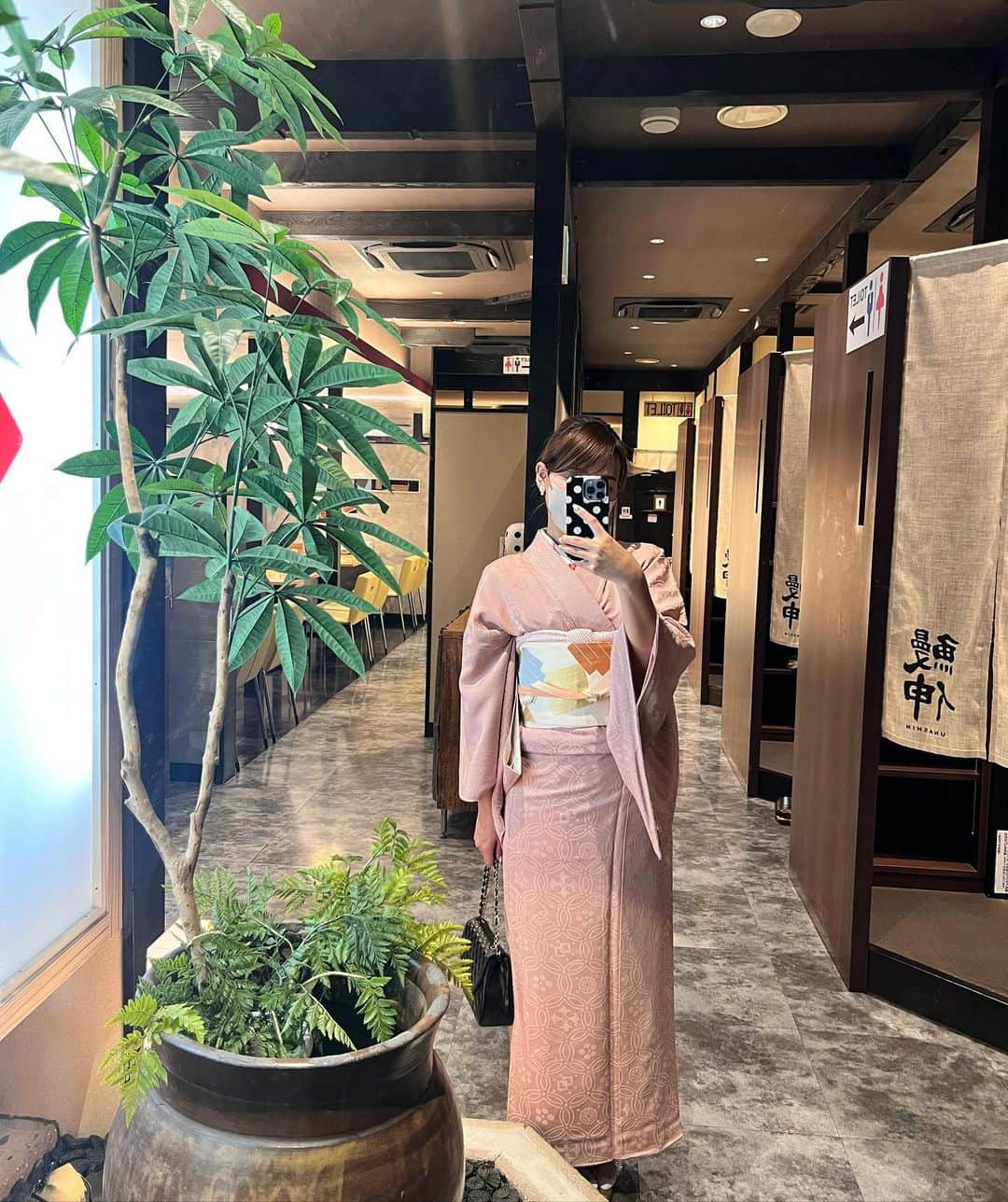 加藤里奈さんのインスタグラム写真 - (加藤里奈Instagram)「⋆  大曽根にある、ひつまぶし 鰻伸  ꒰ @hitsumabushiunashin_official ꒱ へ行ってきました♡  やっぱり名古屋といえばひつまぶしですよね☺️  私は上ひつまぶしをいただきましたが、 とっても贅沢で大満足のランチでした𓌉◯𓇋  こんがり焼かれた鰻は身がふわふわで とっても美味しかったです♡  タレもたっぷりかかっていて、 そのまま食べてももちろん美味しいですが、 ネギや海苔などの薬味をつけて 食べてもとっても美味しかったです😌  ひつまぶしのお出汁は、 熱々の状態で食べれるように店員さんを呼んで 持ってきていただくスタイルでした！ ありがたいです🤍  そして店内は個室がいくつもあって 落ち着いてお食事ができる雰囲気でした🥺  また行きたい〜！  PR @hitsumabushiunashin #鰻伸 #大曽根グルメ #大曽根ランチ #大曽根ディナー #ひつまぶし名古屋 #名古屋ランチ巡り #ひつまぶし #トリドリベース #鰻 #鰻重 #うなぎ #名古屋ランチ #名古屋ディナー #和服 #着物 #着物コーディネート」2月8日 19時49分 - katoco0326