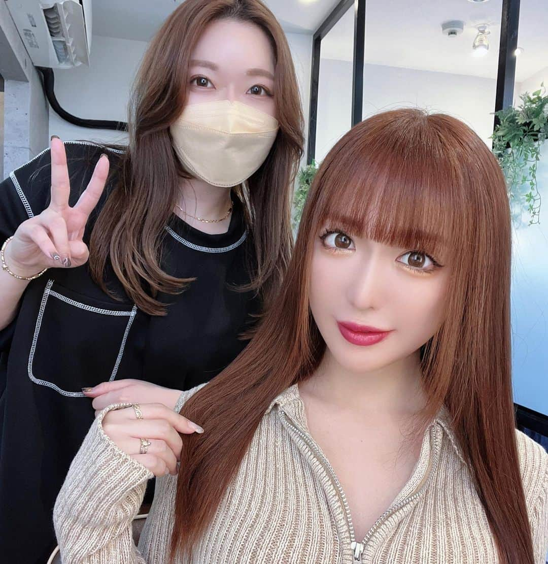 おりささんのインスタグラム写真 - (おりさInstagram)「♦︎  前髪重めぱっつんにした❤️  東京のRr salon( @rrsalon.aoyama )の @saki_kono_ さんいつもありがとうございます✨  頭浸浴と AOYAMA R.has XE トリートメントと リタッチもしてもらったよ❤️  髪サラサラ艶々になって 頭浸浴で癒されて幸せ🥰🥰🥰  名古屋にも店舗あるので 名古屋のみんなは @botanium_rrsalon へ❤️❤️  今週は名古屋にある #バーレスクTS 土曜日まで 毎日2部から出演しますっ✨  会いに来てくれたら嬉しいです✨  　  #treatment#hair#aoyama#tokyo#バーレスク東京#名古屋店#ダンサー#表参道#表参道美容室#ヘアスタイル#ヘアアレンジ#前髪#ぱっつん#イメチェン#ストレートヘア#ロングヘア#オレンジカラー#美髪#美容#トリートメント#髪質改善トリートメント #髪質改善 #ヒト幹細胞#シリカ#外苑前 #外苑前美容室#艶髪 #さらさらヘアー #青山美容室」2月8日 20時12分 - orisa_0510