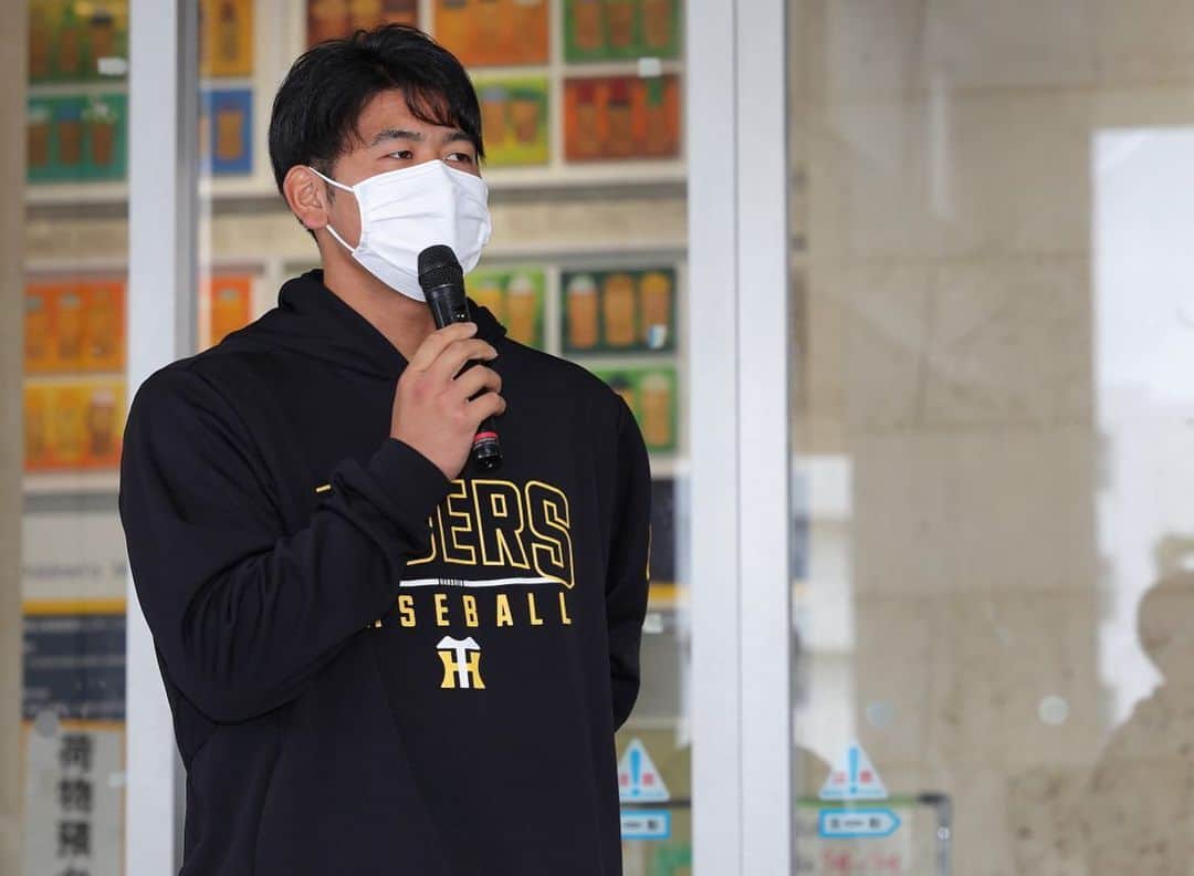 阪神タイガースさんのインスタグラム写真 - (阪神タイガースInstagram)「#鳥谷敬 さんと、#桐敷拓馬 選手、#岡留英貴 選手が沖縄県内のこども医療センターを訪問しました！鳥谷さんは同病院への訪問を現役時代から続けており、今回で15回目の訪問となります！昨年からはタイガースが訪問活動を引き継ぎ、今年は入団2年目の桐敷選手、岡留選手が訪問いたしました！ #阪神タイガース  #鳥谷敬 さん 明日から#臨時コーチ として宜野座キャンプにお越しいただきます！ #桐敷拓馬 選手 #岡留英貴 選手 #病院訪問  #ARE」2月8日 20時17分 - hanshintigers_official