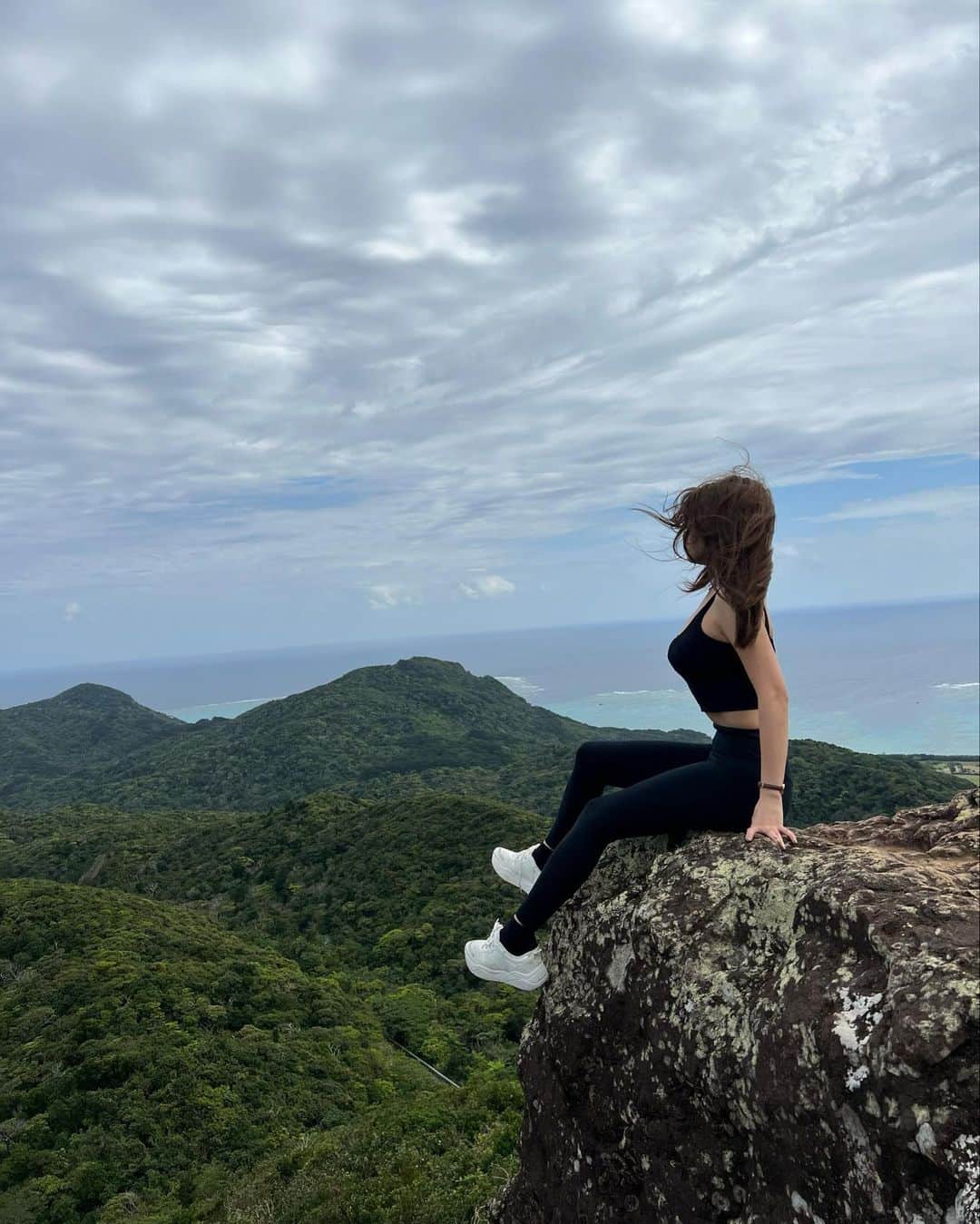 徳本夏恵（なちょす）さんのインスタグラム写真 - (徳本夏恵（なちょす）Instagram)「⁡ ⁡ ⁡  コロナ前ははりきってた一人旅も全然出来てなくて、 色んな景色を見ることを最近忘れちゃってたなぁって、 思いきって日帰りで石垣島！ ⁡ 中々険しい道ではあったけど、 マーペー山を登りきった時に見える景色がぜーんぶ忘れさせてくれました。ほんとにいい場所。 ⁡ 5月からマスクも外れるみたいやし、 意識しないといつも同じ毎日になっちゃうから、 動けるうちに🦥 今年は止まってた時間また再始動させていきたい❤︎  #石垣島#野底マーペー」2月8日 21時08分 - nachos_kimono