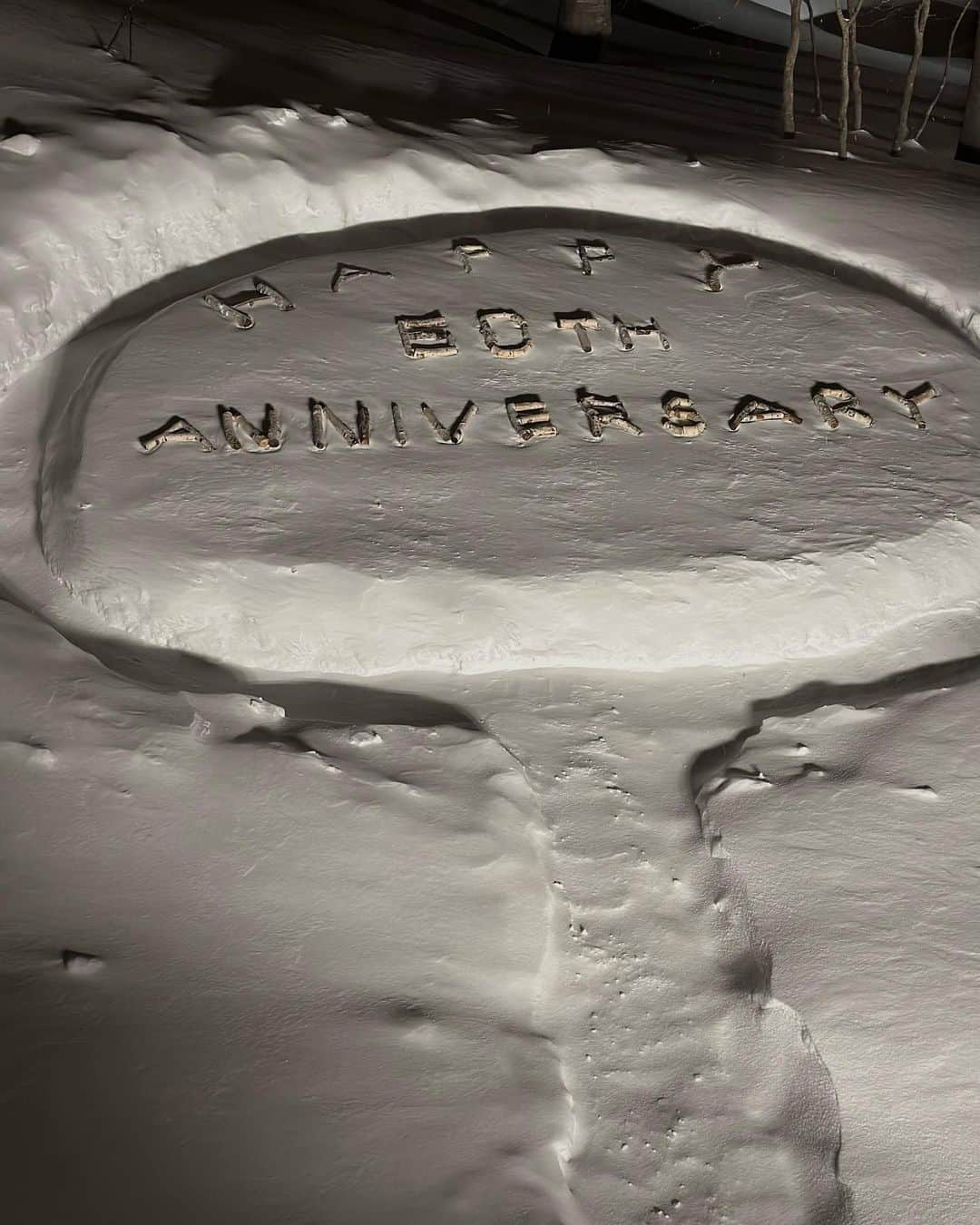 伊達公子さんのインスタグラム写真 - (伊達公子Instagram)「お友だちのBirthdayのお祝いをお願いしたらなんて素敵なメッセージの演出❣️ 小枝で雪の上にメッセージが！！ ラウンジの窓から雪が降っている外を眺めたら見つけたっ。 @kikkochoco さん おめでとうございます。 そして @hotelgrandphenix  ありがとうございます。  奥志賀スキー1日目  #伊達公子 #kimikodate  #テニス  #テニスプレイヤー #tennis  #tennisplayer #2023年2月8日 #奥志賀 #okushiga #グランフェニックス #glandphenix #長野 #nagano #ski #スキー #1日目 #day1 #奥志賀高原スキー場」2月8日 21時39分 - kimiko.date