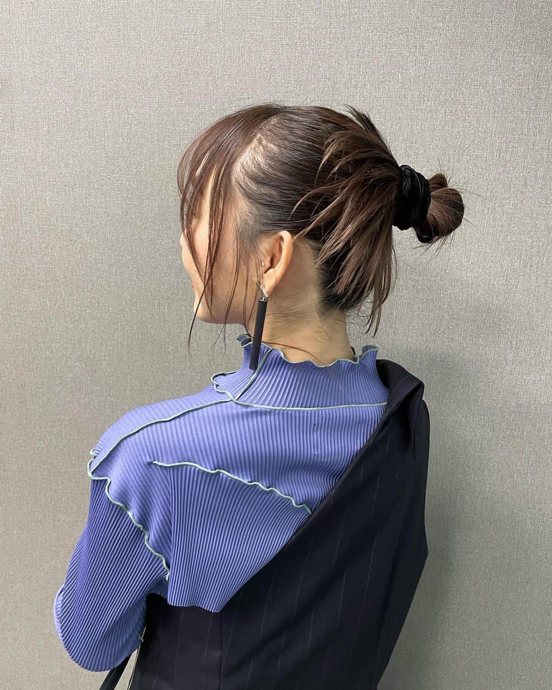 須田亜香里さんのインスタグラム写真 - (須田亜香里Instagram)「マイナビ TECH+のセミナーで講師させてもった時の時の衣装。 まだ全身載せてなかったけど、アシメでとっても可愛いかったんだよー☺️💜 #須田亜香里衣装 #カチモリヘア」2月8日 21時41分 - akarisuda