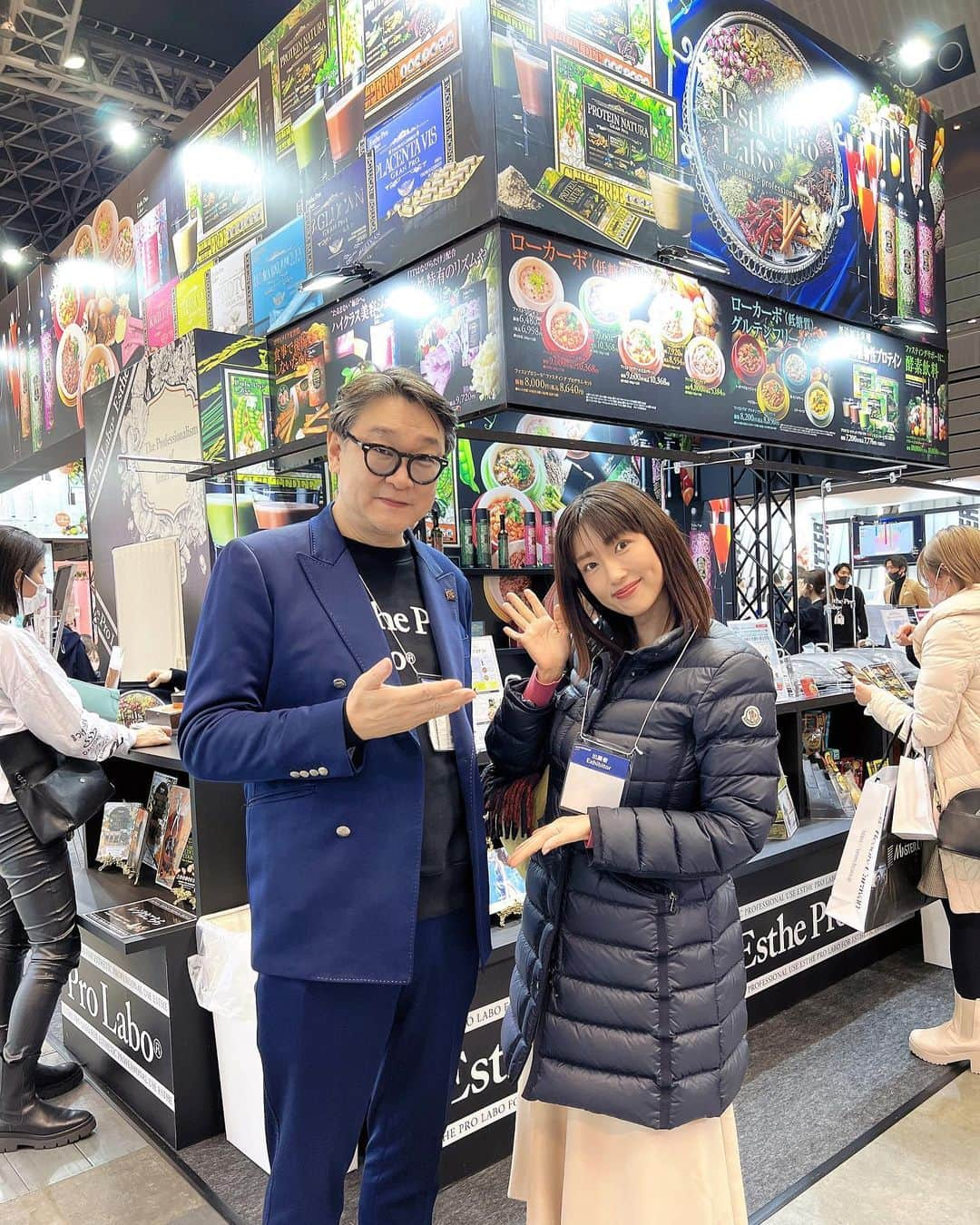 庄司ゆうこさんのインスタグラム写真 - (庄司ゆうこInstagram)「マリンメッセ福岡で開催されたビューティーワールドジャパンに行ってきました✨✨ 私がいつもお世話になっている @estheprolabo_official エステプロラボさんのブースへ☺️ もう商品を愛用し続けて10年以上！！ 最近では黒シャリ、肉シャリやサウナでカラオケやエステ、美容クリニック、もうすぐカフェをオープンしたりと幅広く経営をしている @sasakisasakihiroyuki 佐々木会長にもお会い出来ました☺️ そして私が体験した痩身の機械 @prolabosolution_official  ラジオ波でお腹のお肉が柔らかくほぐれたぁ🥰 また来月、銀座に店舗があるので早速予約したよ✨ ビューティーワールドジャパン、次回は5月に東京で開催予定なのでまた東京もお邪魔したいと思います🥰 #プロラボホールディングス#エステプロラボ#マリンメッセ福岡#福岡出張#博多#博多出張#来福#ラジオ波#痩身#痩身エステ#ビューティーワールドジャパン」2月8日 22時00分 - yuko.shoji