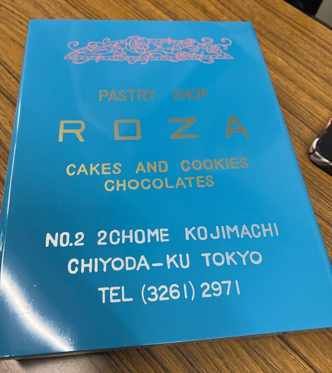 君島十和子さんのインスタグラム写真 - (君島十和子Instagram)「麹町の 東京FMにて お仕事させて頂きました！  控え室からの眺めが 素敵。 桜満開の頃だったら 一面、薄紅に染まるんでしょうね。 お差し入れに頂いた…  「麹町ローザー洋菓子」  クッキーの詰め合わせ。  レトロで可愛い クッキー缶のデザインに 自信を感じました👍🏻👍🏻 バターの効いたサクサクの軽い歯触り🙌🏻🙌🏻🙌🏻  次は、私が差し入れとして買いに行こっと。  #tokyofm #麹町 #ラジオ収録 #with_class #ftcbeauty #FTC #君島十和子」2月8日 23時05分 - ftcbeauty.official