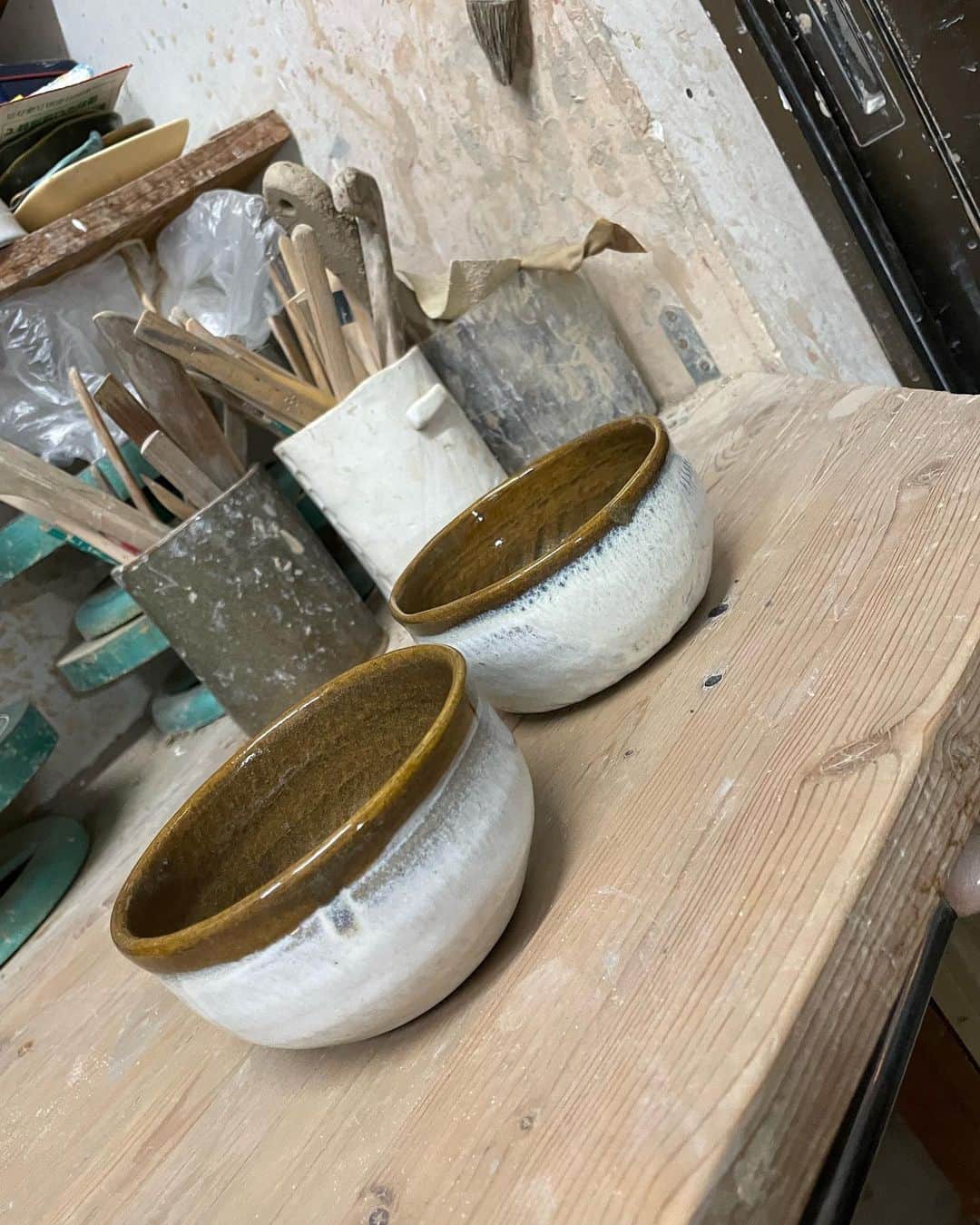 小島梨里杏さんのインスタグラム写真 - (小島梨里杏Instagram)「🦄🤎  割と新作。  今回は中に飛びかんな。 ちょいと深めに飛びかんな。  柄が思ってたより出て幸せ。  #お茶碗  #カレー皿 (予定) #陶芸 #作陶 #ceramics #飛びかんな」2月8日 23時11分 - r_riria